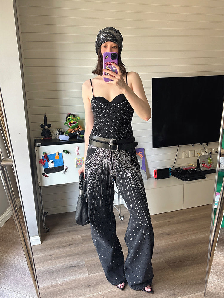 These laser rhinestone denim pants from Sanhoostudio sparkle with full-stone embellishments. Featuring a flared wide-leg silhouette, they embody futuristic glamour and bold streetwear style.