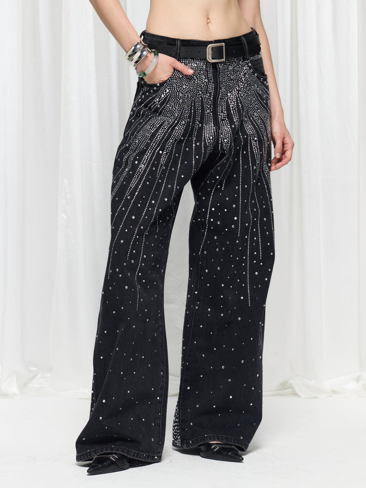 These laser rhinestone denim pants from Sanhoostudio sparkle with full-stone embellishments. Featuring a flared wide-leg silhouette, they embody futuristic glamour and bold streetwear style.