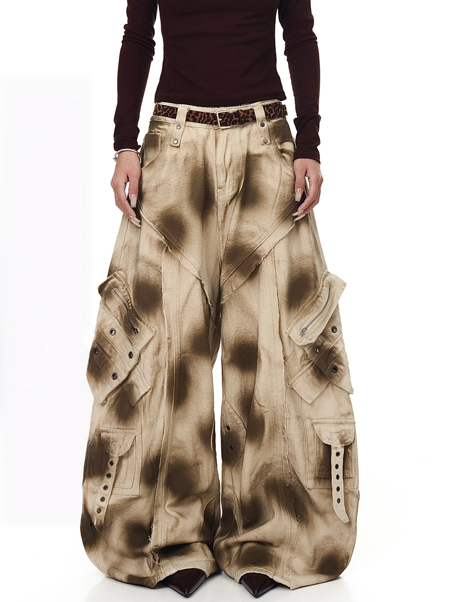 Sanhoostudio’s distressed dirty wash cargo pants combine high street aesthetics with a deconstructed wide leg silhouette, perfect for a grunge-inspired wardrobe.