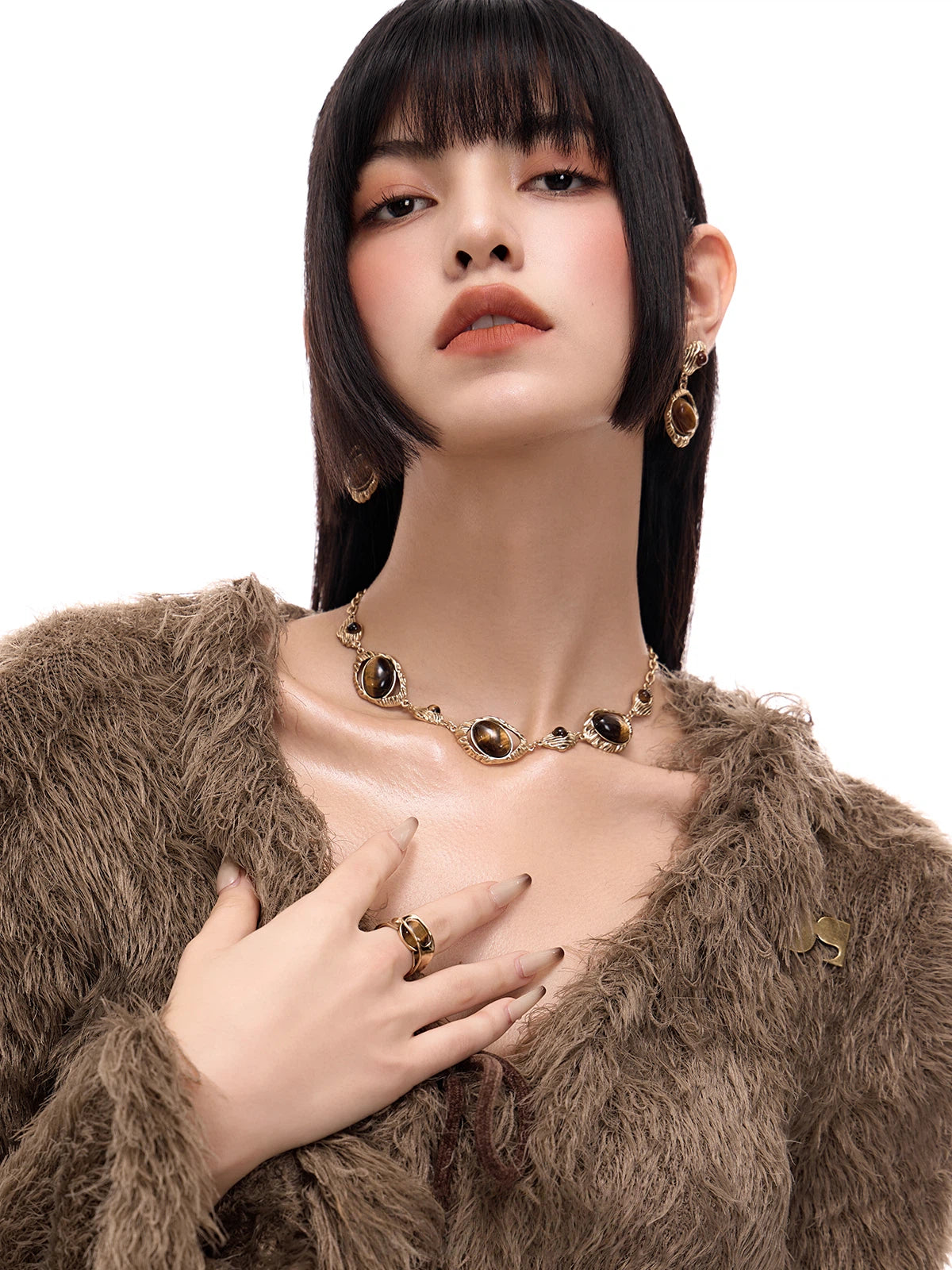 Sanhoostudio’s tiger eye statement necklace reflects bold luxury with vintage Maillard undertones. A striking accessory that defines modern elegance.