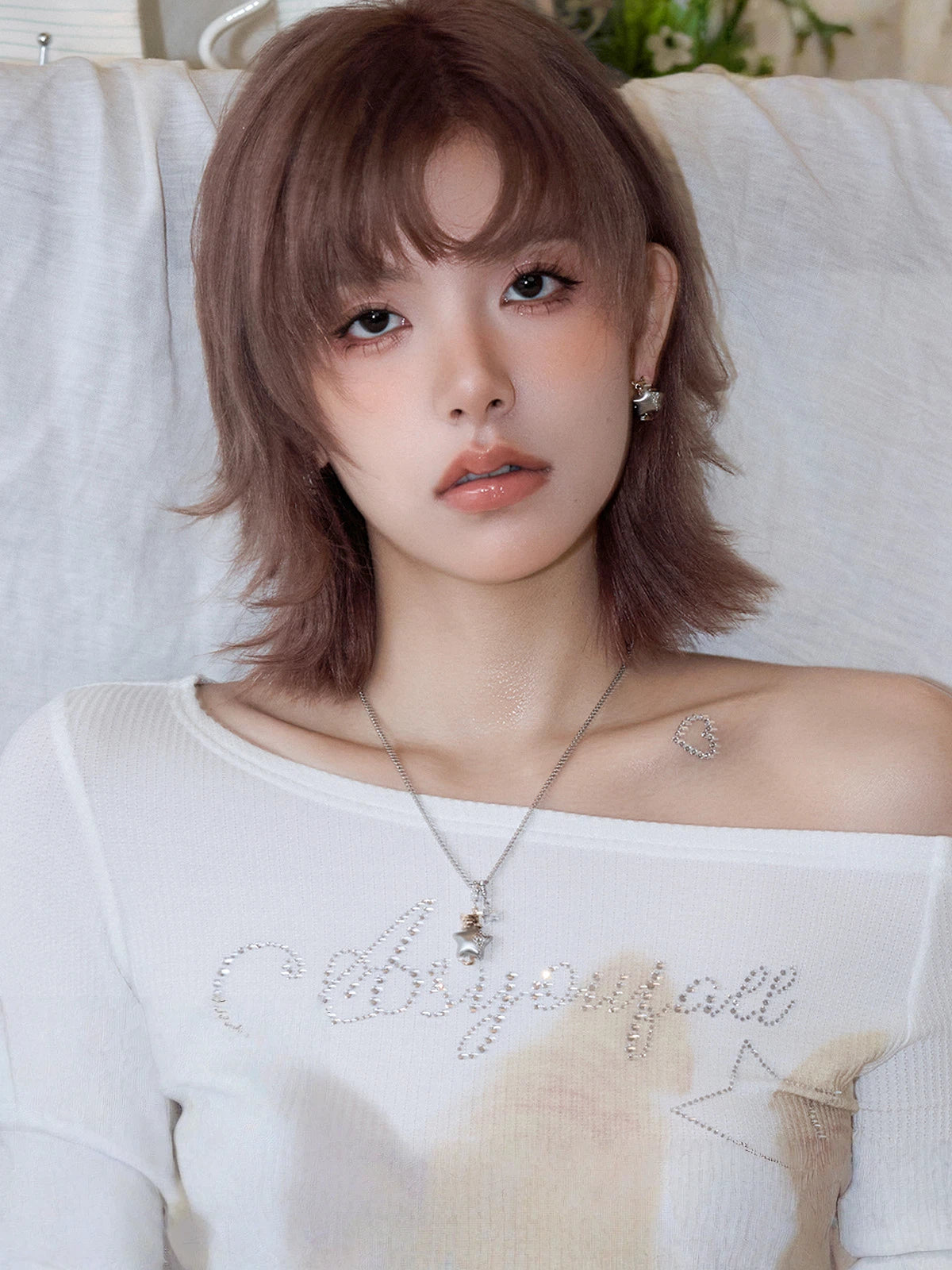 Playful yet chic, Sanhoostudio’s cat and star pendant necklace adds dopamine-inspired fun to daily styling — a perfect gift for creative fashion lovers.