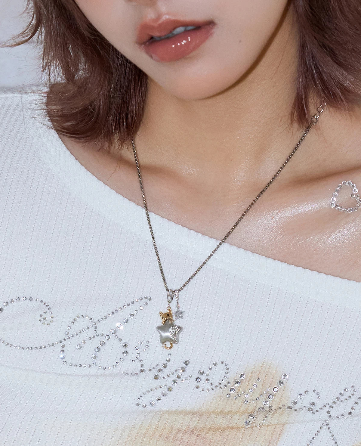 Playful yet chic, Sanhoostudio’s cat and star pendant necklace adds dopamine-inspired fun to daily styling — a perfect gift for creative fashion lovers.