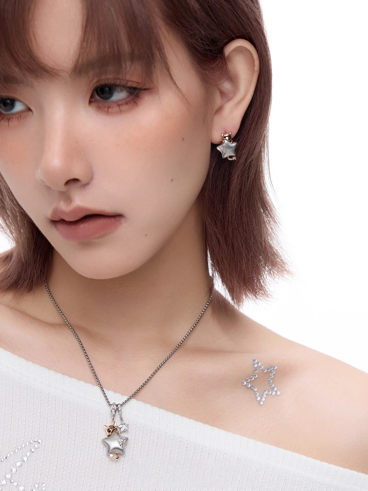 Playful yet chic, Sanhoostudio’s cat and star pendant necklace adds dopamine-inspired fun to daily styling — a perfect gift for creative fashion lovers.