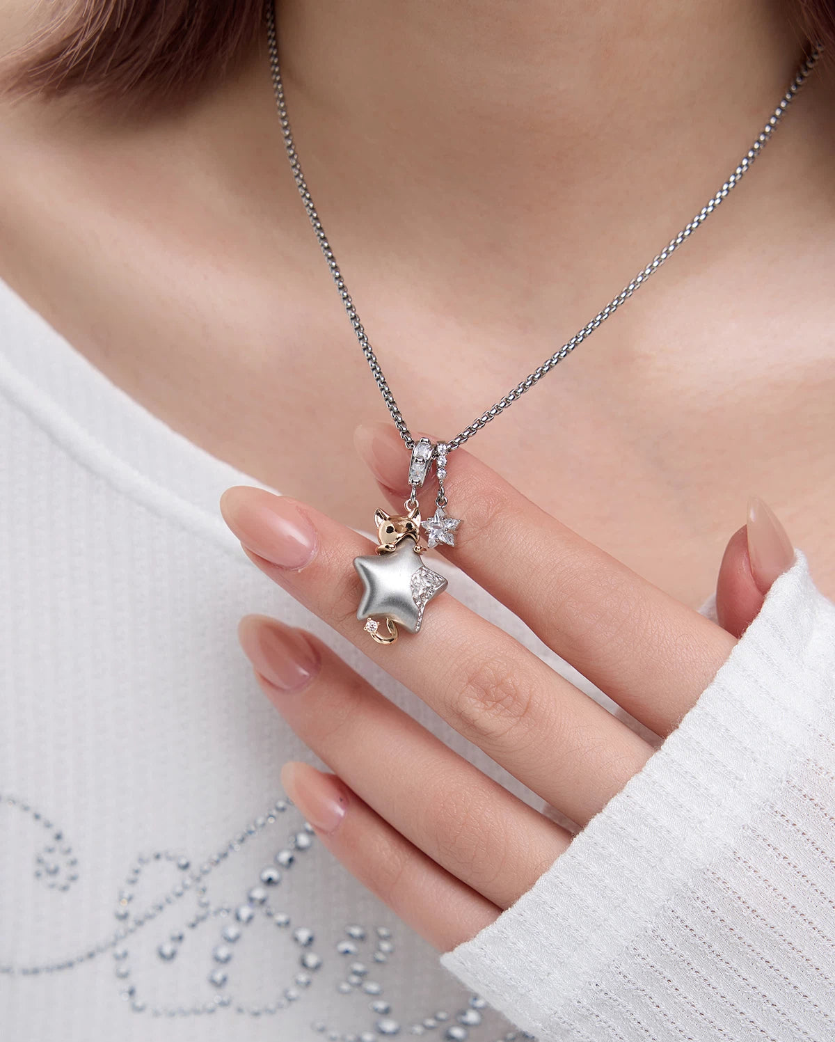 Playful yet chic, Sanhoostudio’s cat and star pendant necklace adds dopamine-inspired fun to daily styling — a perfect gift for creative fashion lovers.