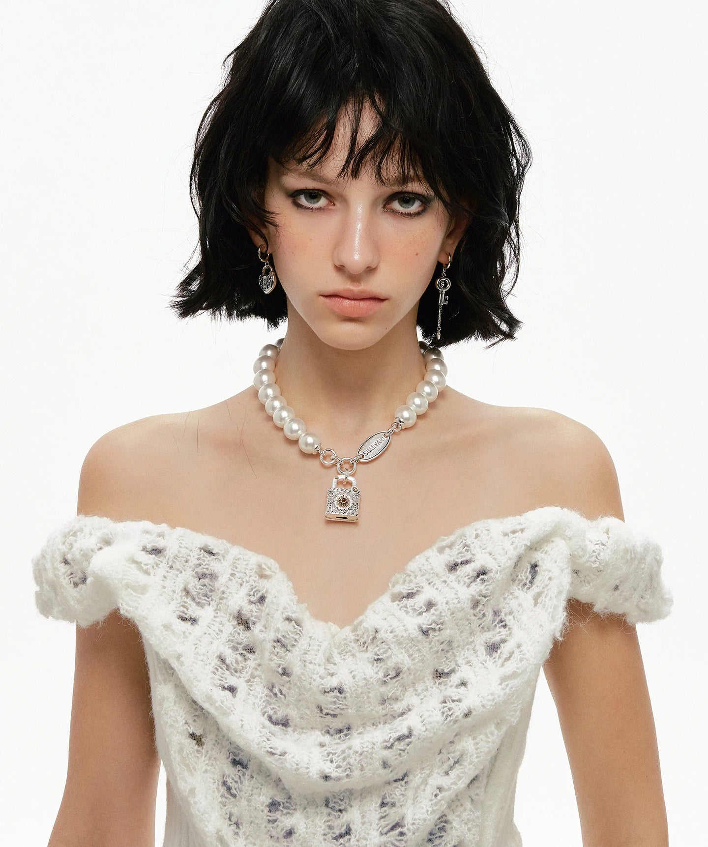 Exaggerated Daisy Pearl Lock Necklace