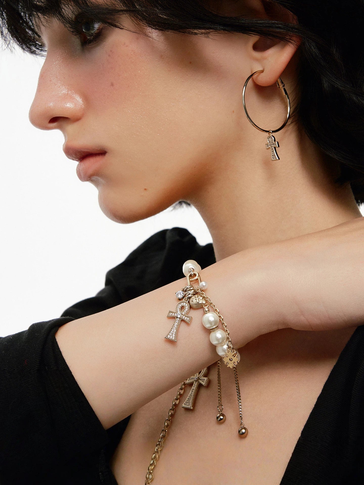 Grace meets power — Sanhoostudio’s zircon Ankh pearl bracelet adds timeless charm to modern outfits, exuding pure feminine luxury.