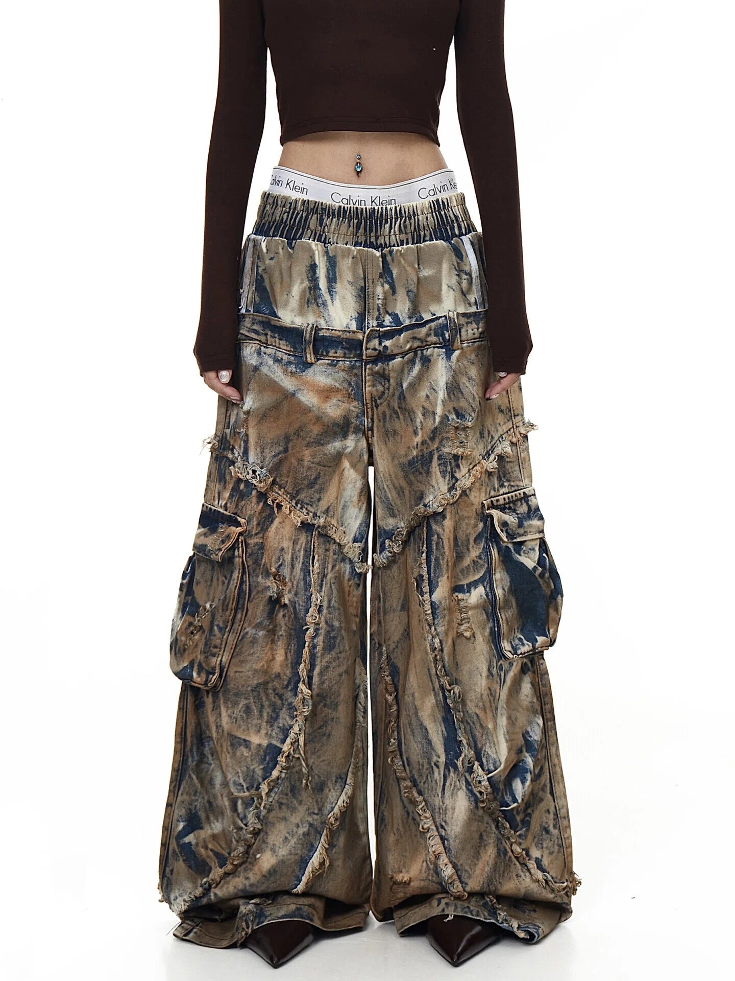 Sanhoostudio’s tie-dye gradient denim pants feature a layered design and washed finish, creating a Y2K-inspired retro street aesthetic that stands out effortlessly.