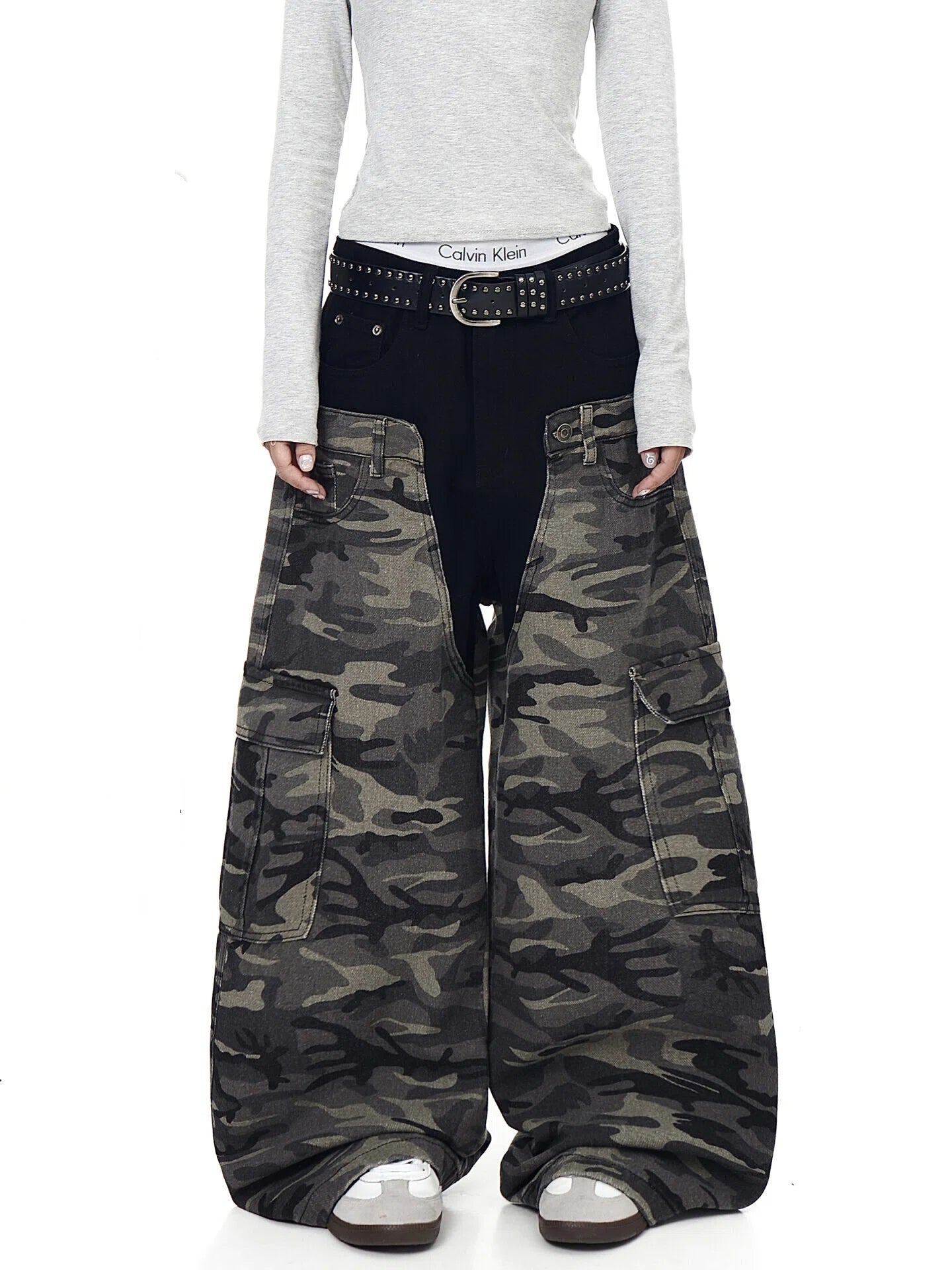 Stand out in Sanhoostudio’s layered colorblock cargo pants featuring bold camouflage patterns, multiple utility pockets, and a modern streetwear silhouette.