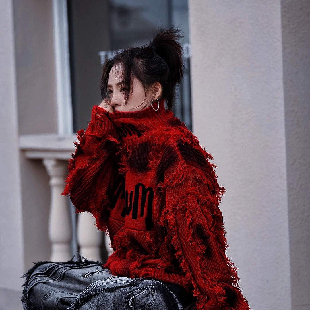 Street rebellion meets knit precision — this high-density graffiti sweater with distressed neck and paint-splash detail reflects SanhooStudio’s high-street chaos and raw design soul.