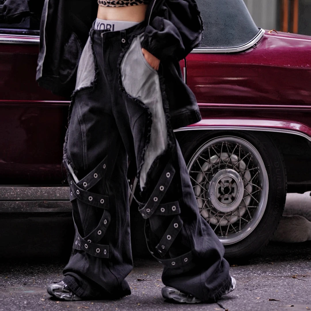 These heavy embroidered graffiti jeans blend distressed wash and irregular patchwork detailing, reflecting SanhooStudio’s signature high-street craftsmanship and artistic depth.