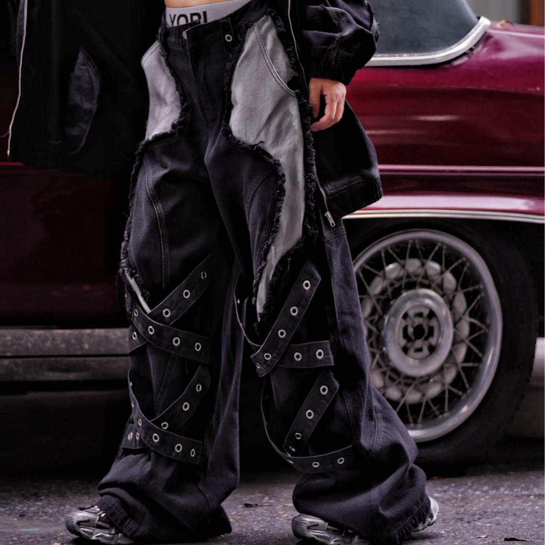 These heavy embroidered graffiti jeans blend distressed wash and irregular patchwork detailing, reflecting SanhooStudio’s signature high-street craftsmanship and artistic depth.