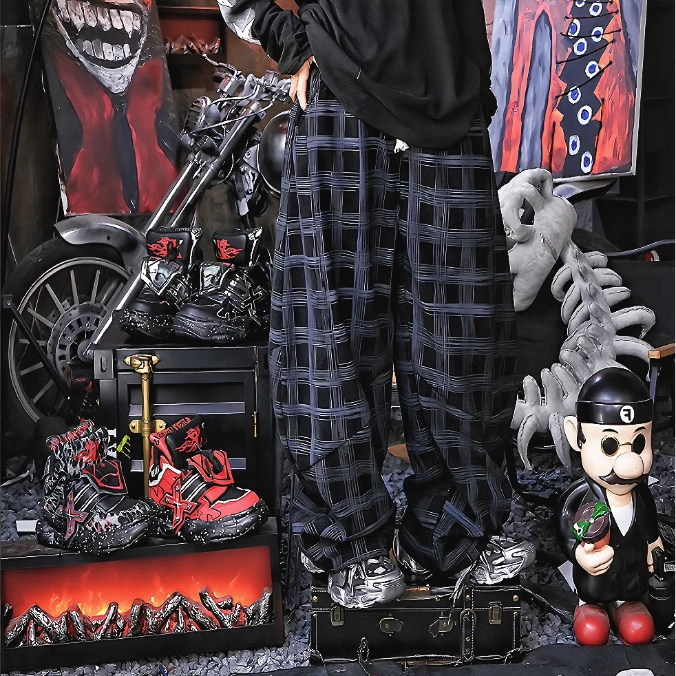 High-waisted retro striped wide-leg pants with fleece lining for warmth and comfort. Perfect for winter streetwear and daily styling.