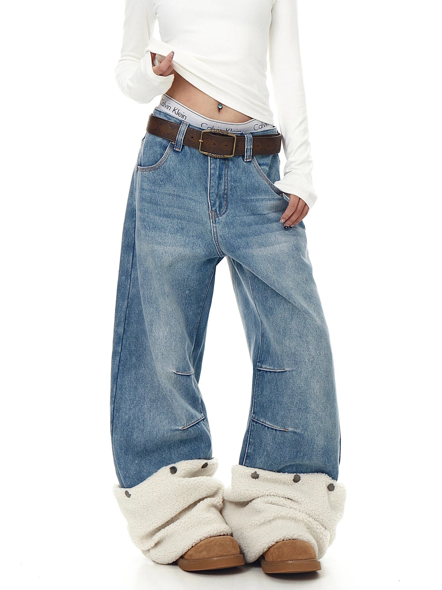 Sanhoostudio fleece-layered denim pants crafted with a curved cut and pressed pleat design. Featuring a straight-leg silhouette, detachable fleece leg panels, and winter-ready warmth for a bold American streetwear look.