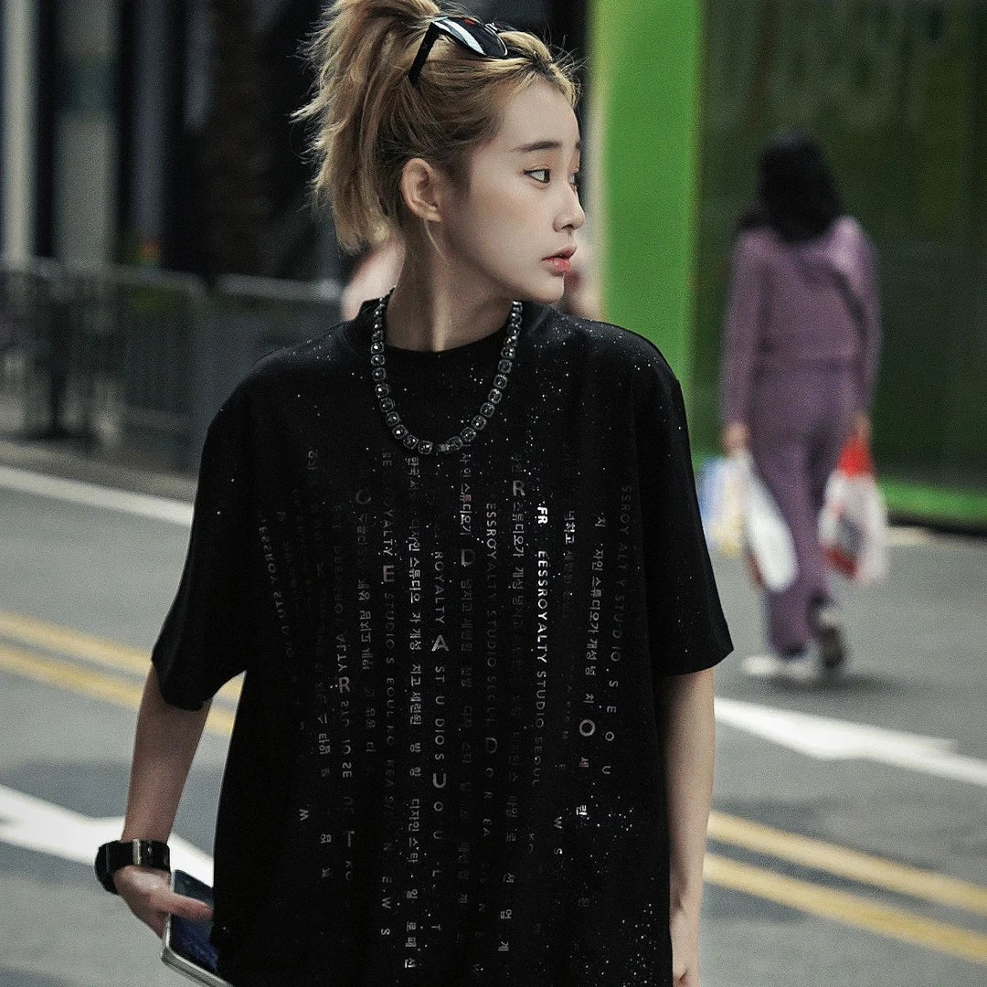 Sanhoostudio oversized T-shirt featuring star-inspired letter print design and heavyweight fabric construction. Designed for casual streetwear outfits with breathable comfort and versatile everyday styling.