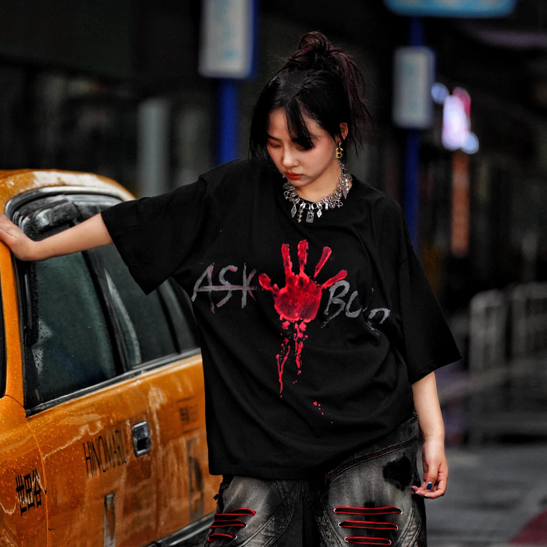 Heavyweight Sanhoostudio short sleeve featuring a bold spray-painted handprint design. Combining premium high-street aesthetics with a relaxed, unisex fit for standout urban fashion appeal.