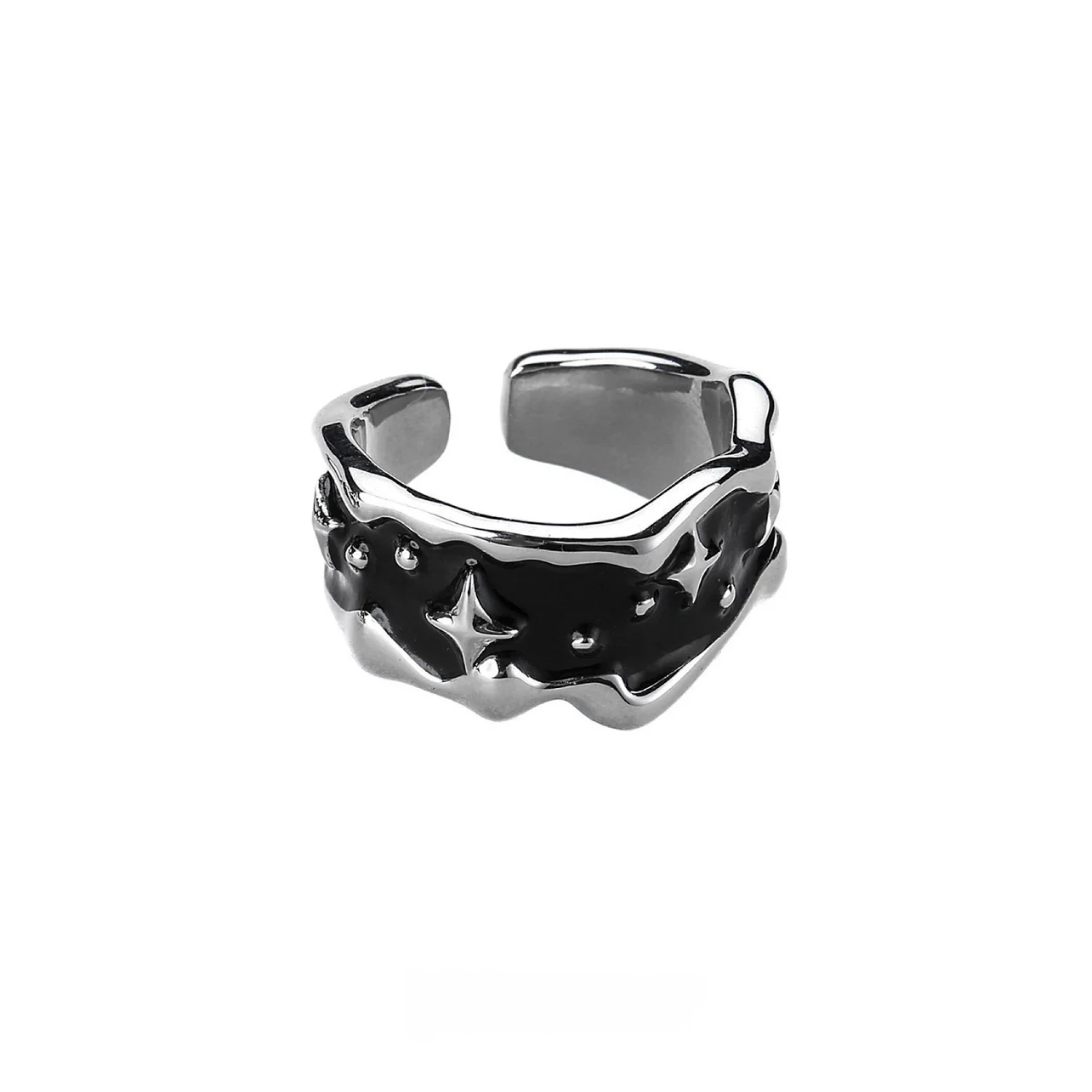 Sanhoostudio’s adjustable star open ring features bold urban silhouette and refined detailing. An easy-to-wear statement ring that complements hip-hop, street, and casual looks.