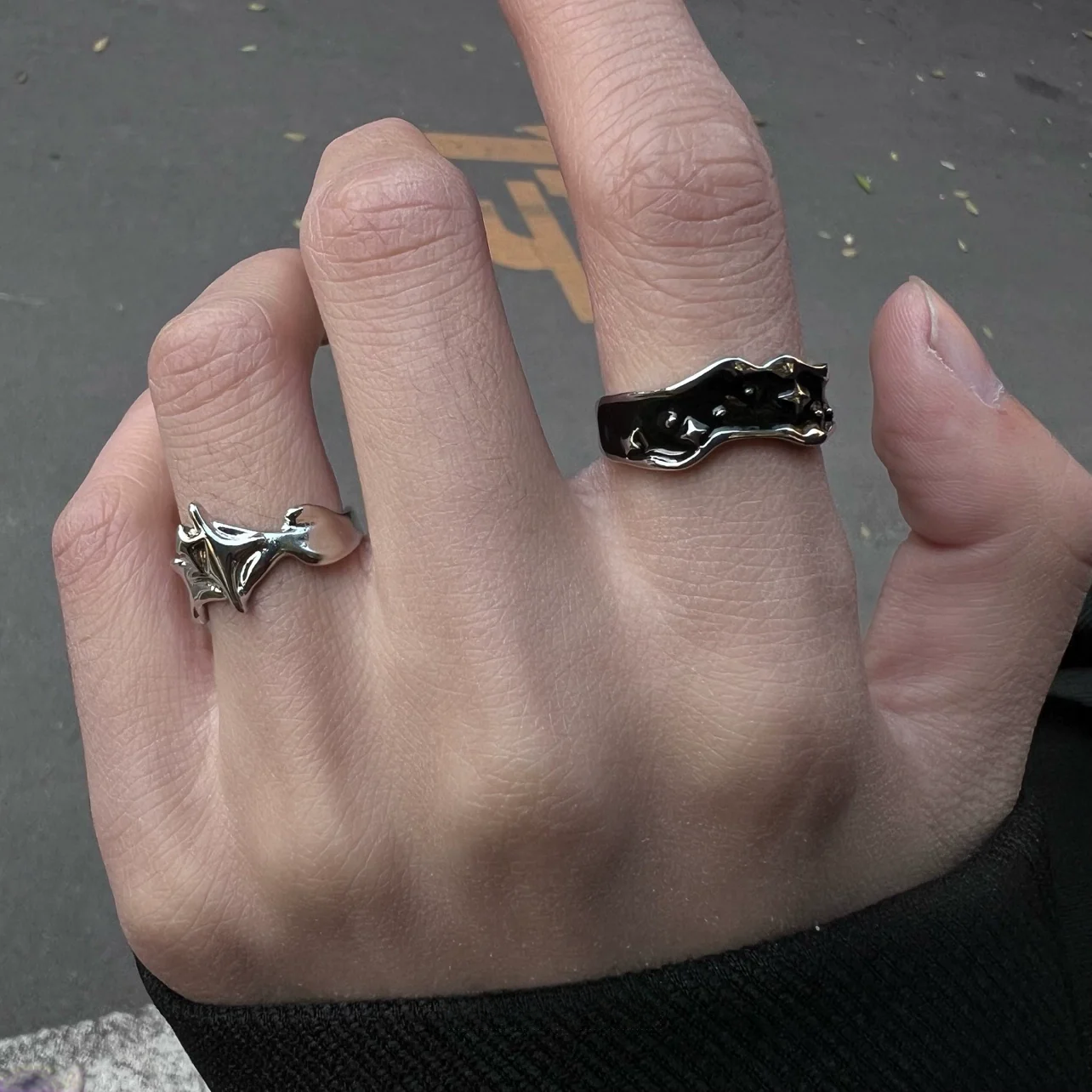Sanhoostudio’s adjustable star open ring features bold urban silhouette and refined detailing. An easy-to-wear statement ring that complements hip-hop, street, and casual looks.
