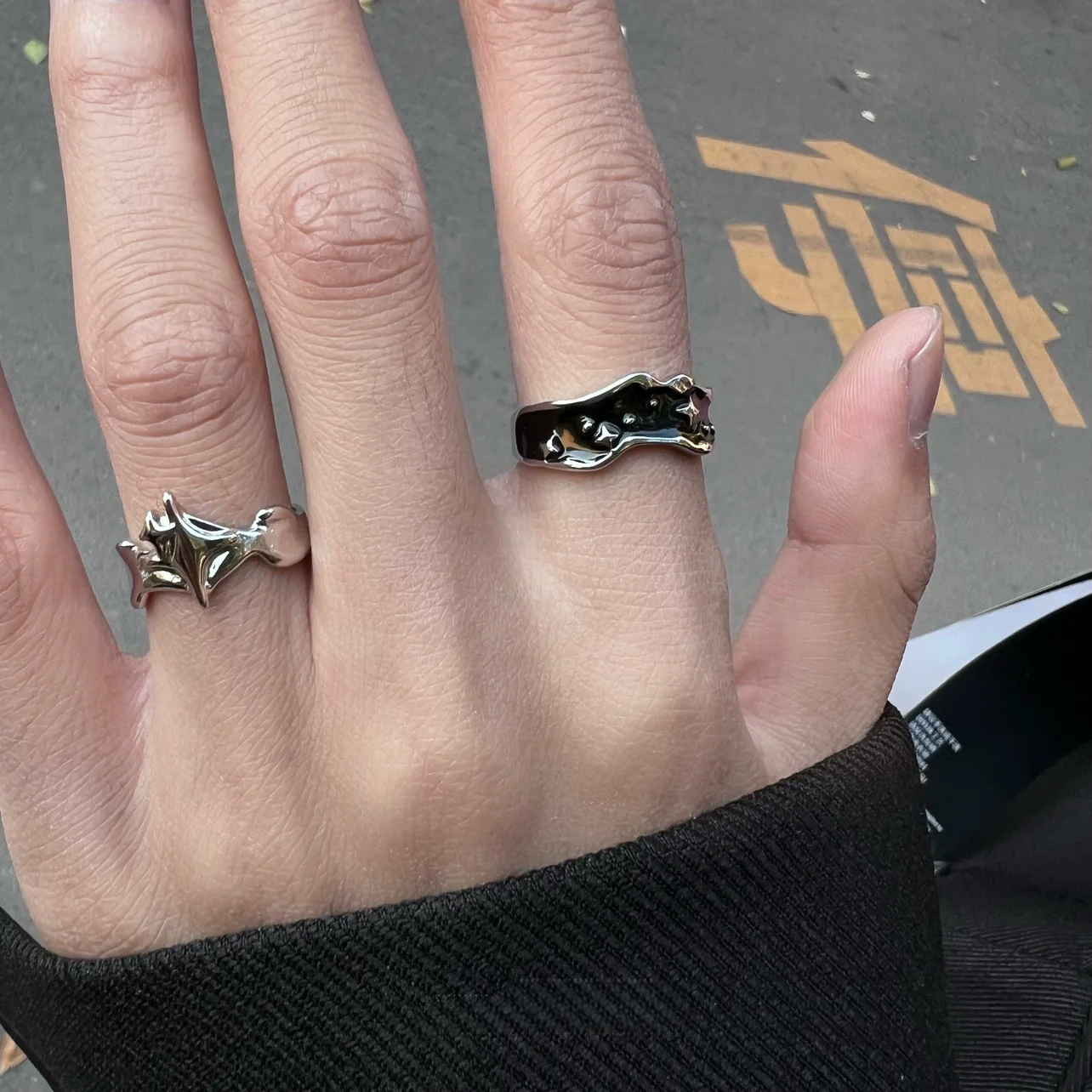 Sanhoostudio’s adjustable star open ring features bold urban silhouette and refined detailing. An easy-to-wear statement ring that complements hip-hop, street, and casual looks.