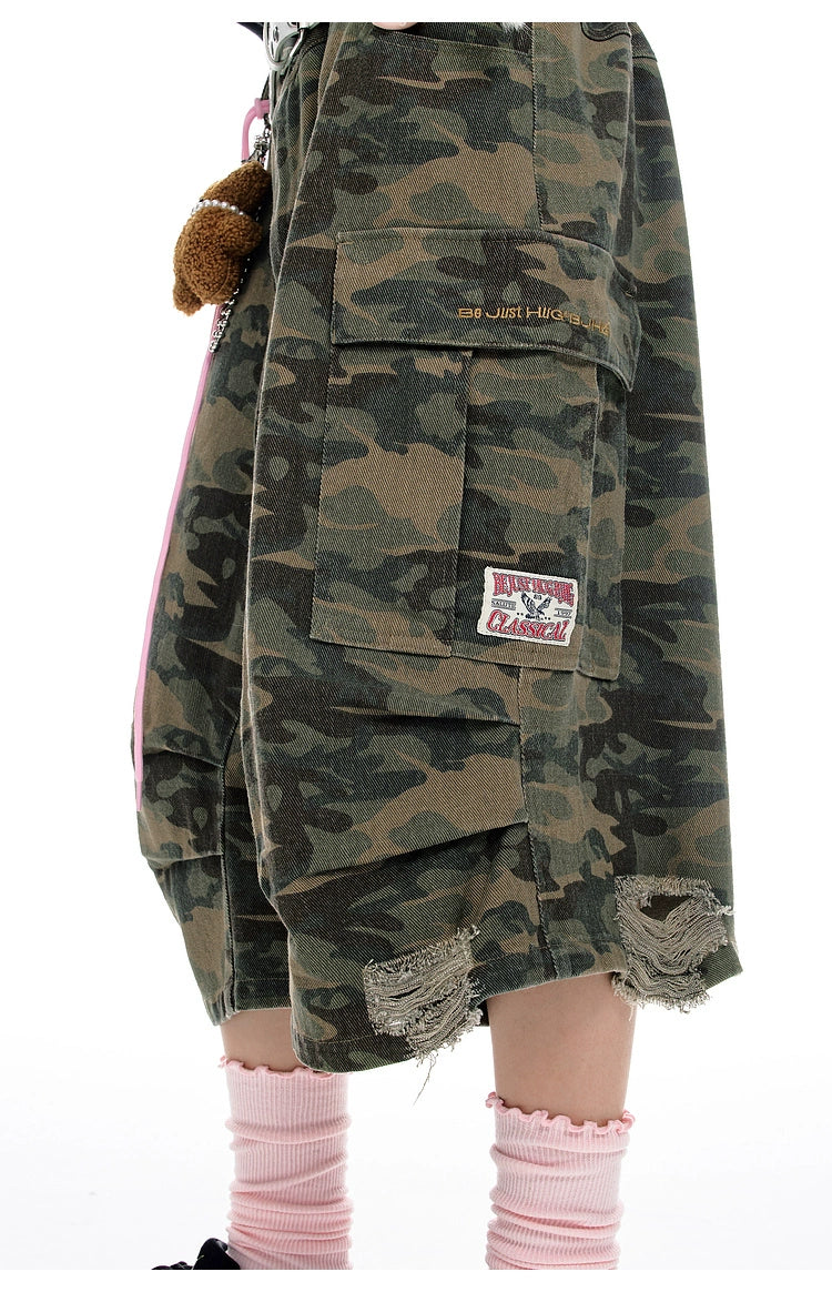 These Sanhoostudio denim shorts feature a camouflage print with vintage washing for a rugged retro effect. Designed with a relaxed fit, they deliver everyday comfort while embracing a military-inspired urban aesthetic.