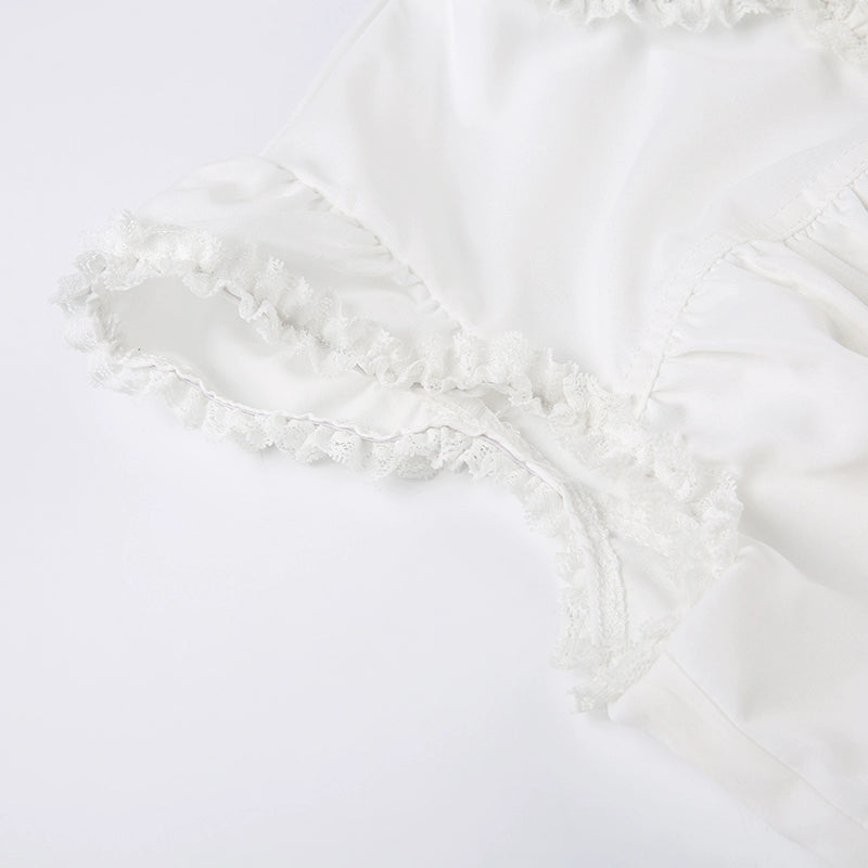 Sanhoostudio’s lace-up slim waist T-shirt offers a unique deconstructed silhouette with lace detail, blending feminine charm with edgy streetwear. A stylish choice for standout urban looks.