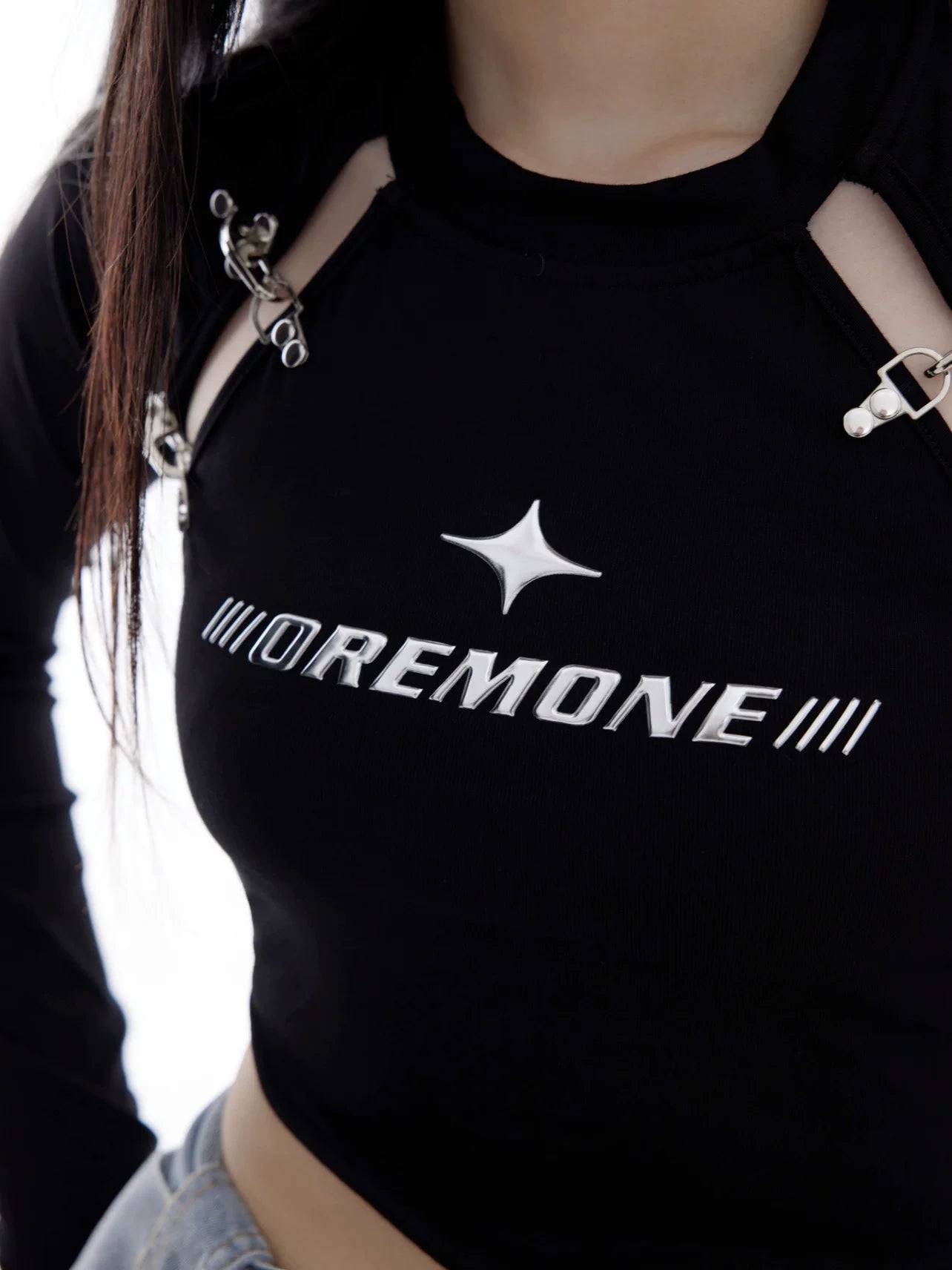 Sanhoostudio cropped T-shirt featuring metal buckle details and cutout design. A slim-fit American street style top inspired by edgy girl aesthetics.