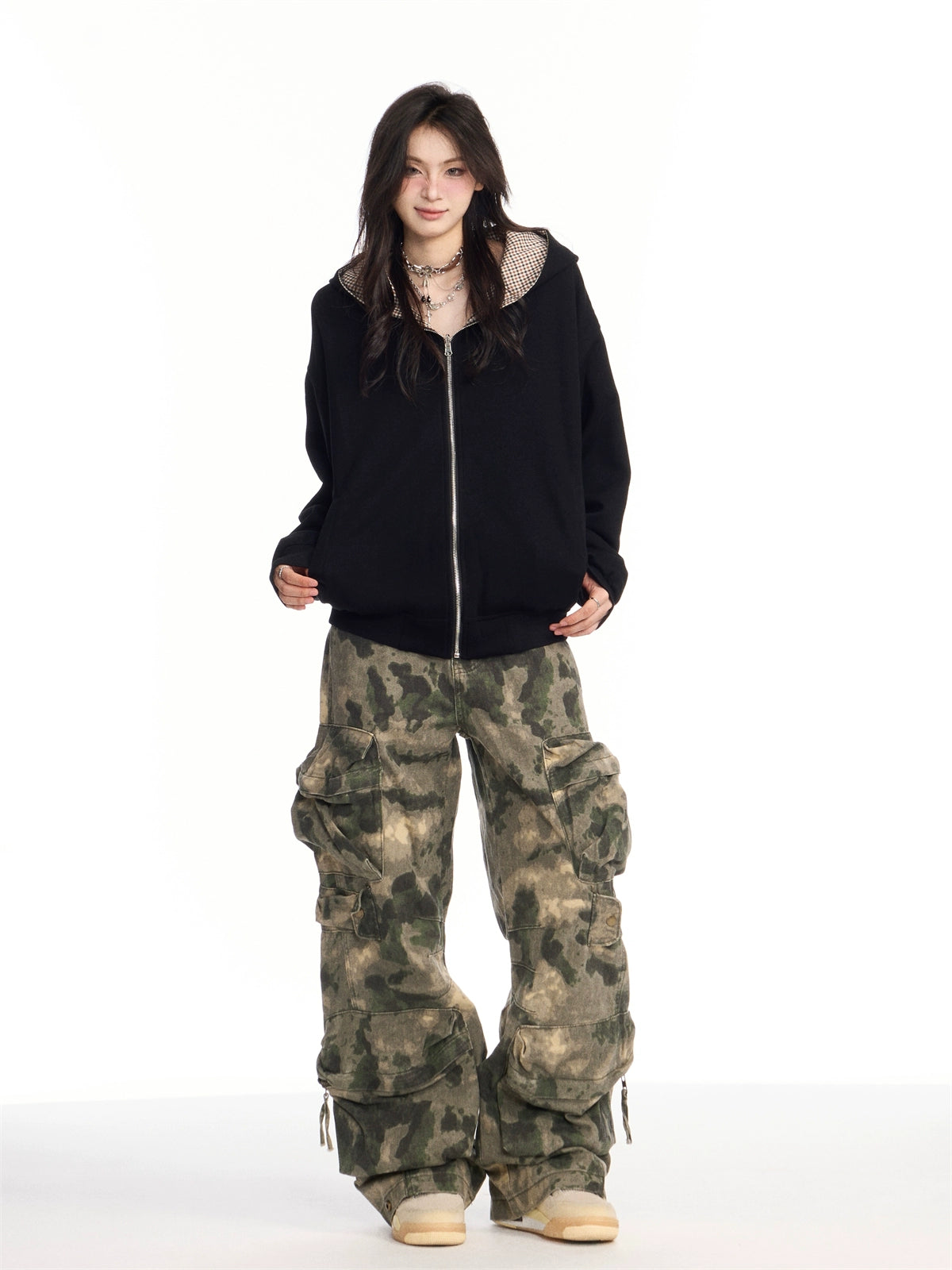 The Sanhoostudio camouflage cargo pants embrace military-inspired ruggedness with a modern wide-leg silhouette. Featuring multiple functional pockets and a comfortable loose fit, they’re designed for everyday wear while keeping a bold retro-meets-streetwear appeal.