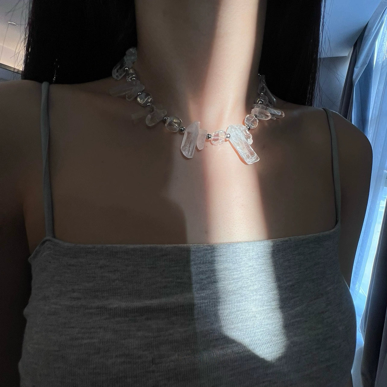 Sanhoostudio’s icicle natural crystal pendant uses irregular stones for a bold, original necklace. Perfect for statement looks, editorial styling, and fashion-forward outfits.