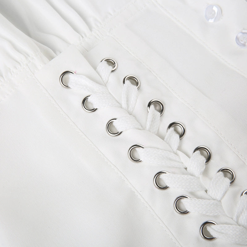 Sanhoostudio’s lace-up slim waist T-shirt offers a unique deconstructed silhouette with lace detail, blending feminine charm with edgy streetwear. A stylish choice for standout urban looks.
