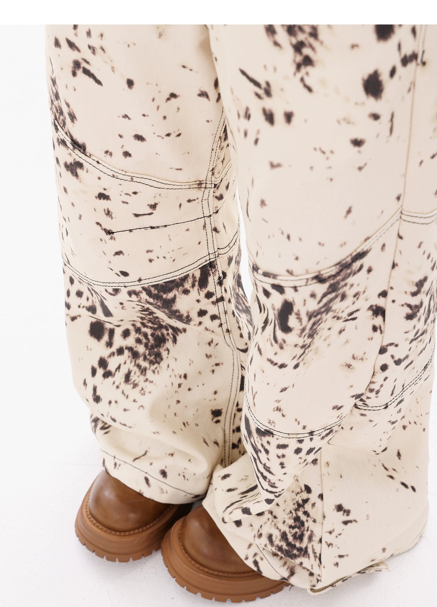Sanhoostudio’s leopard print patchwork denim pants mix bold patterns with a relaxed straight-leg silhouette, creating a stylish fusion of retro and high-street fashion. A statement piece for standout looks.