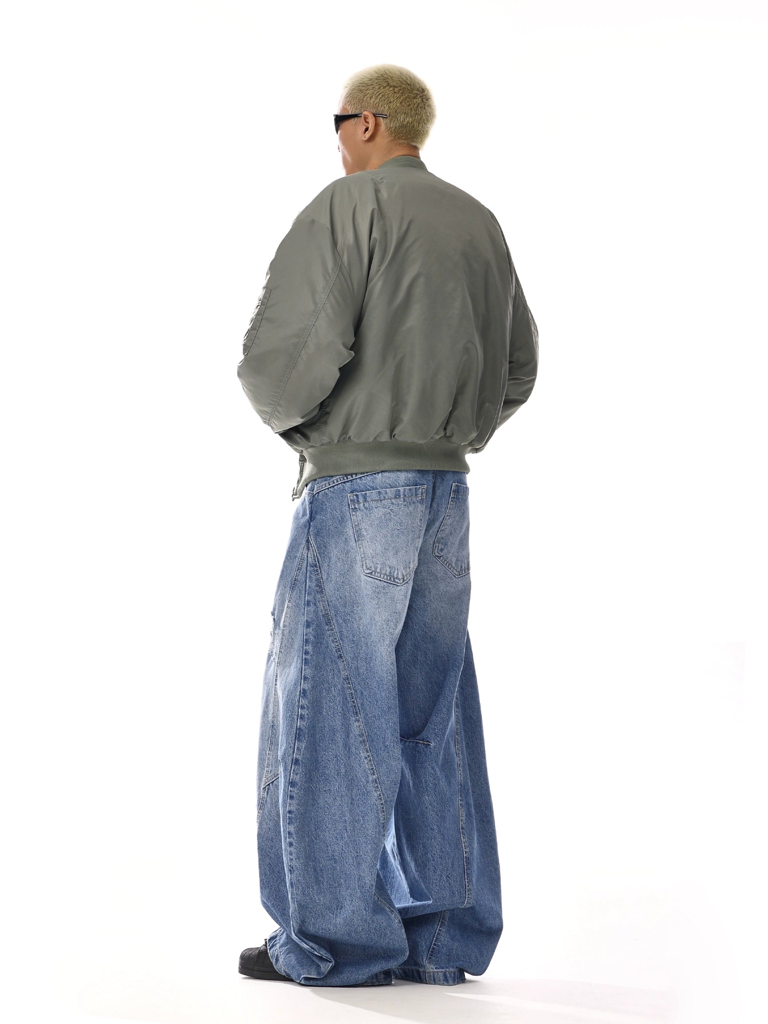 Wide-Leg Curved Denim Jeans with Unique 3D Tailoring Design