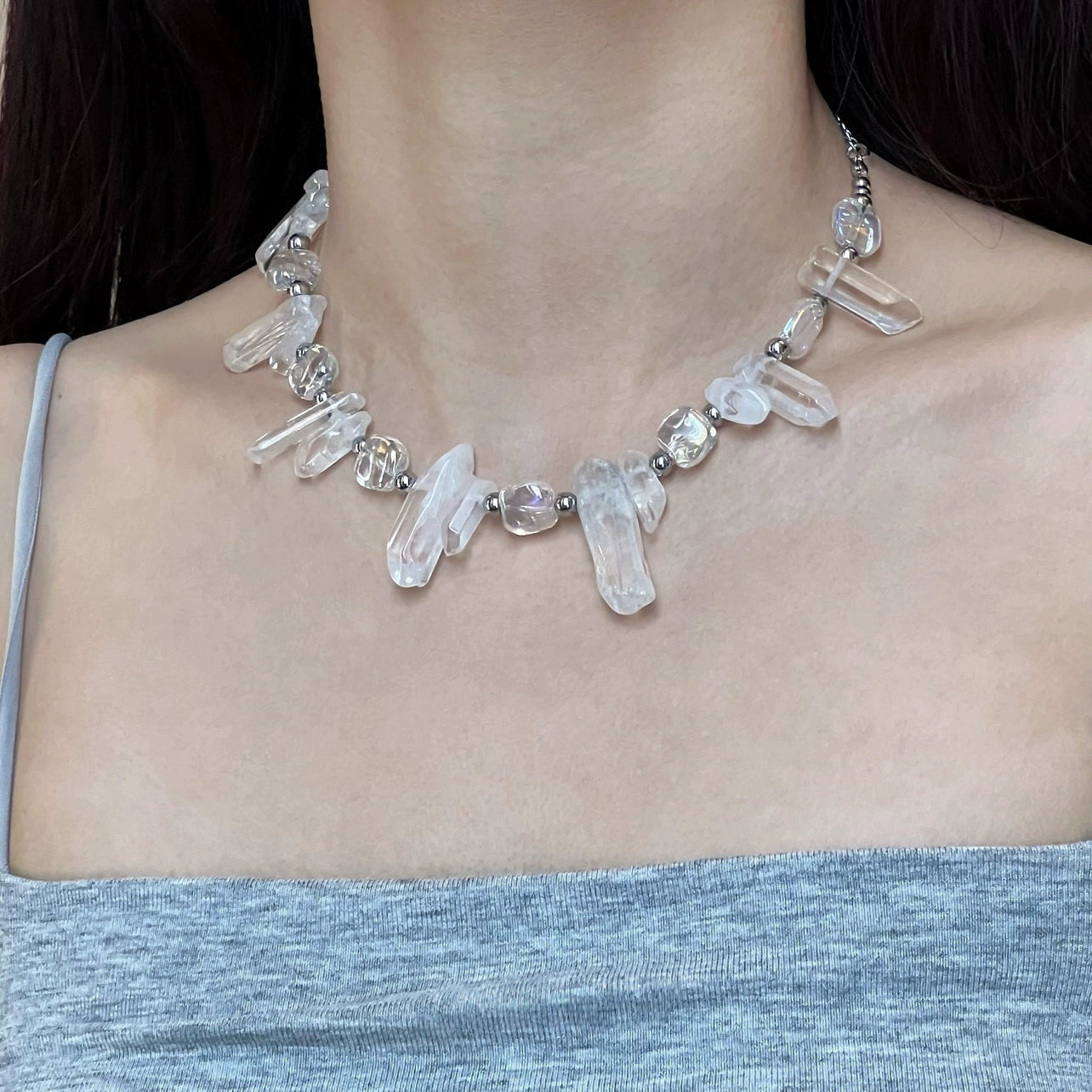Sanhoostudio’s icicle natural crystal pendant uses irregular stones for a bold, original necklace. Perfect for statement looks, editorial styling, and fashion-forward outfits.
