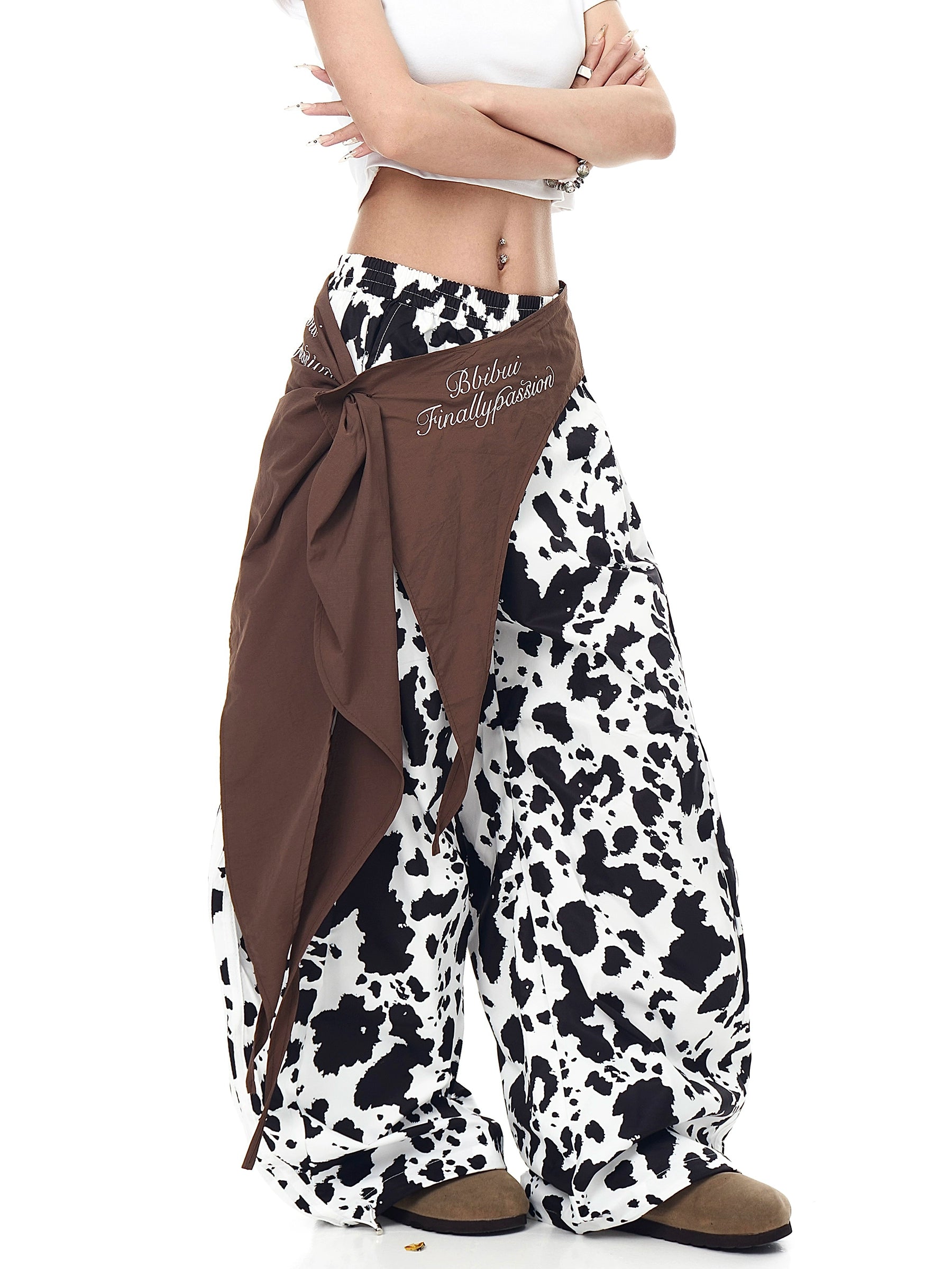 The Sanhoostudio lace-up wide-leg pants feature a black-and-white color-block design with blade-style hem details. Their oversized silhouette and bold contrasts deliver high street energy with a unique avant-garde aesthetic.