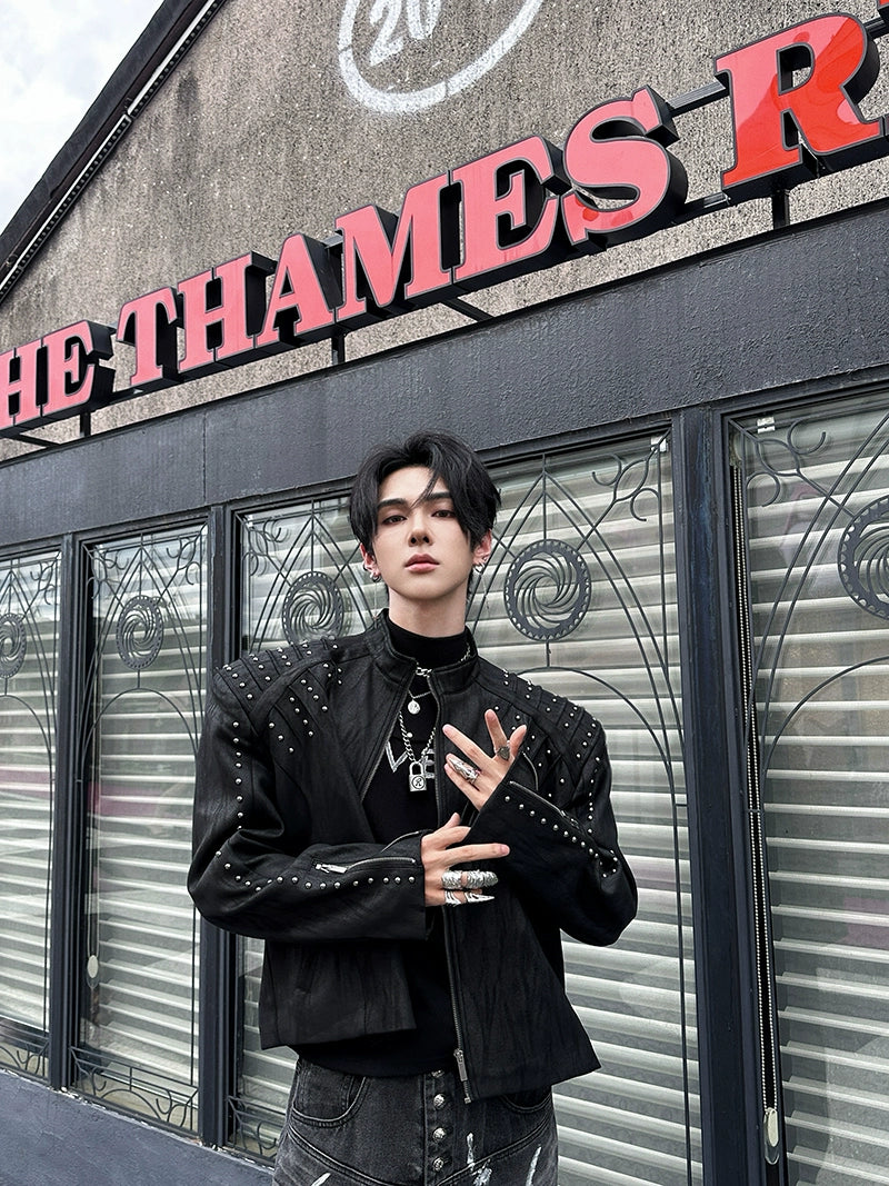 This Sanhoostudio leather jacket highlights a structured silhouette with padded shoulders, blending retro tailoring and modern edge. Perfect for autumn layering, it adds bold personality to streetwear outfits.