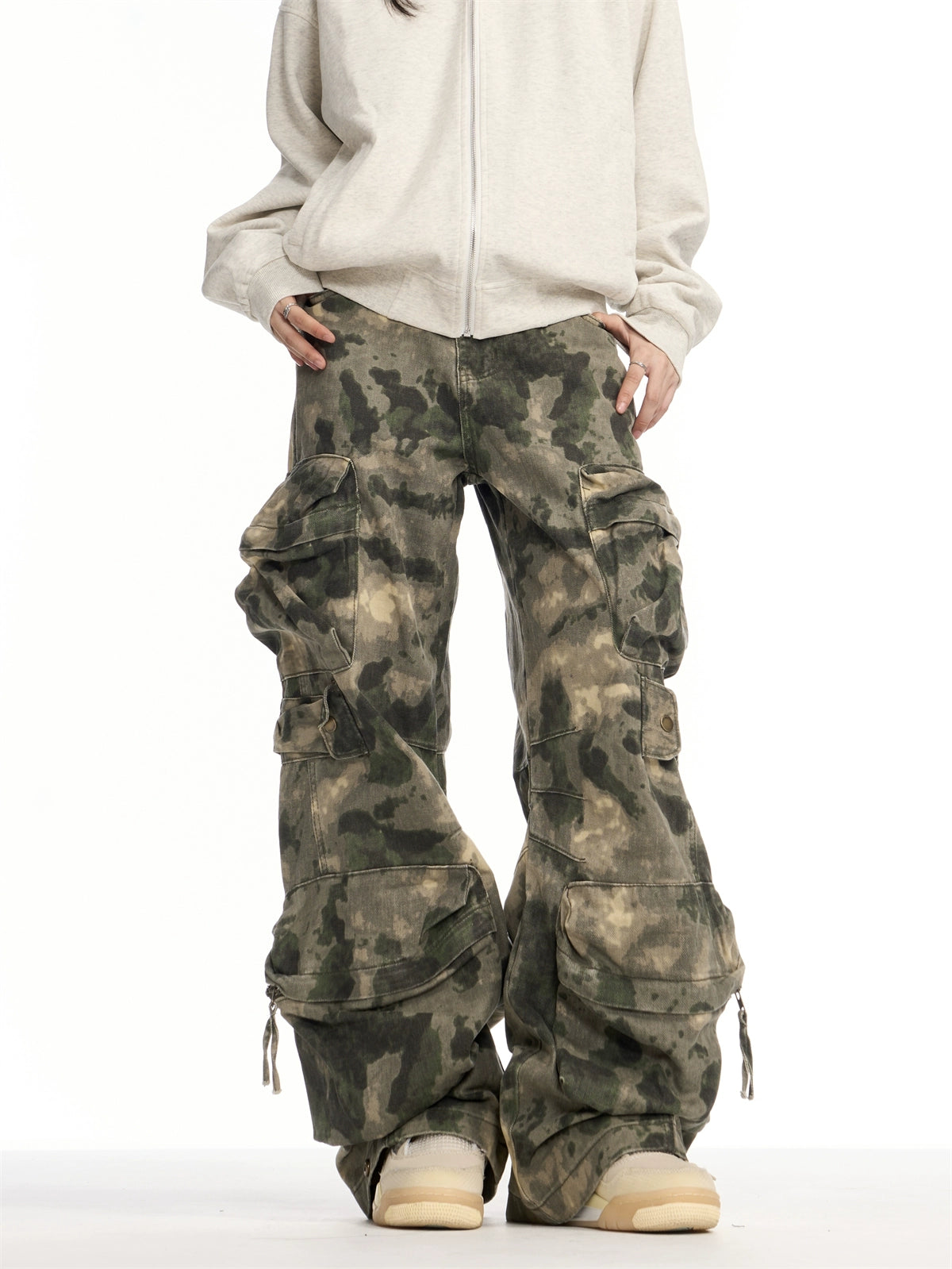 The Sanhoostudio camouflage cargo pants embrace military-inspired ruggedness with a modern wide-leg silhouette. Featuring multiple functional pockets and a comfortable loose fit, they’re designed for everyday wear while keeping a bold retro-meets-streetwear appeal.