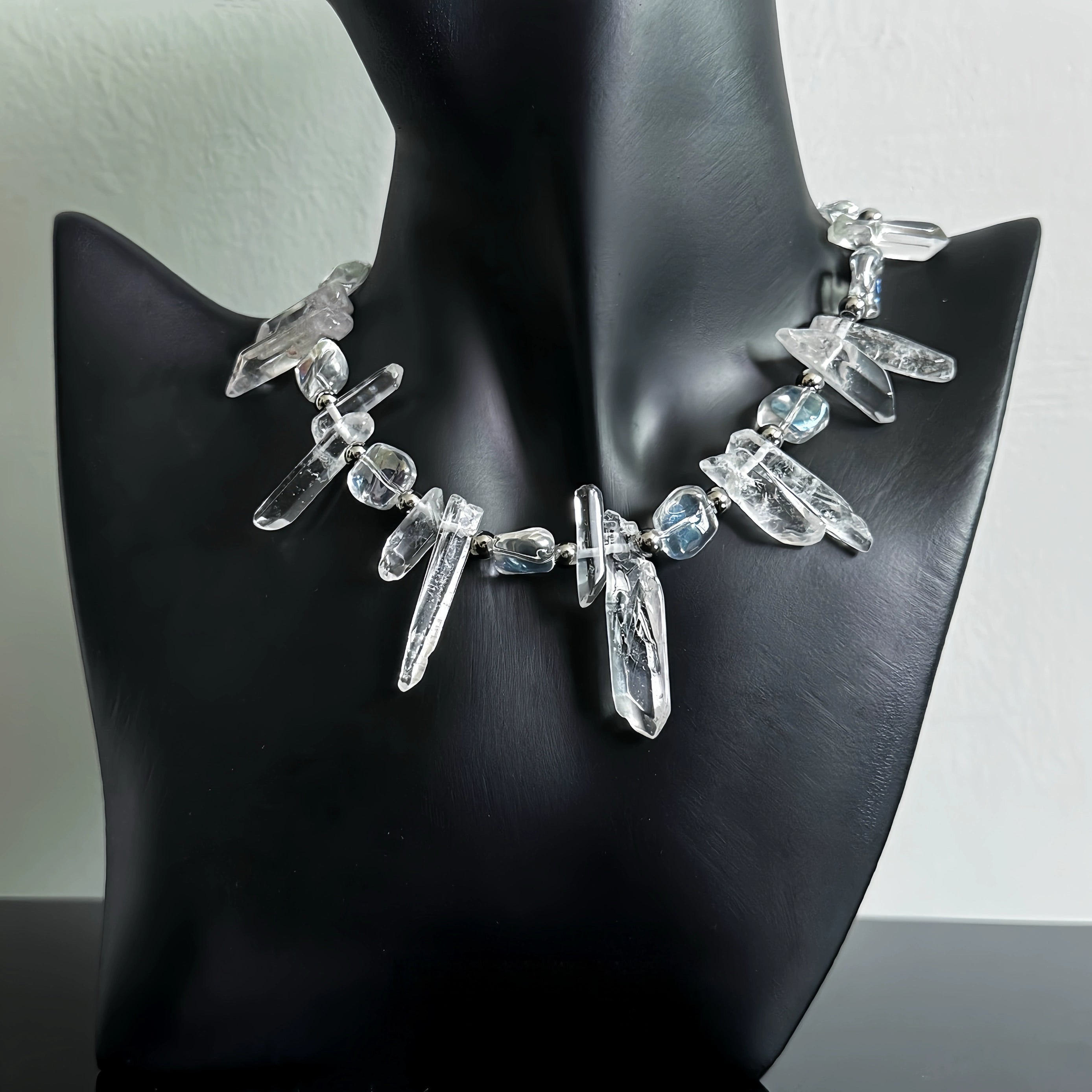 Sanhoostudio’s icicle natural crystal pendant uses irregular stones for a bold, original necklace. Perfect for statement looks, editorial styling, and fashion-forward outfits.