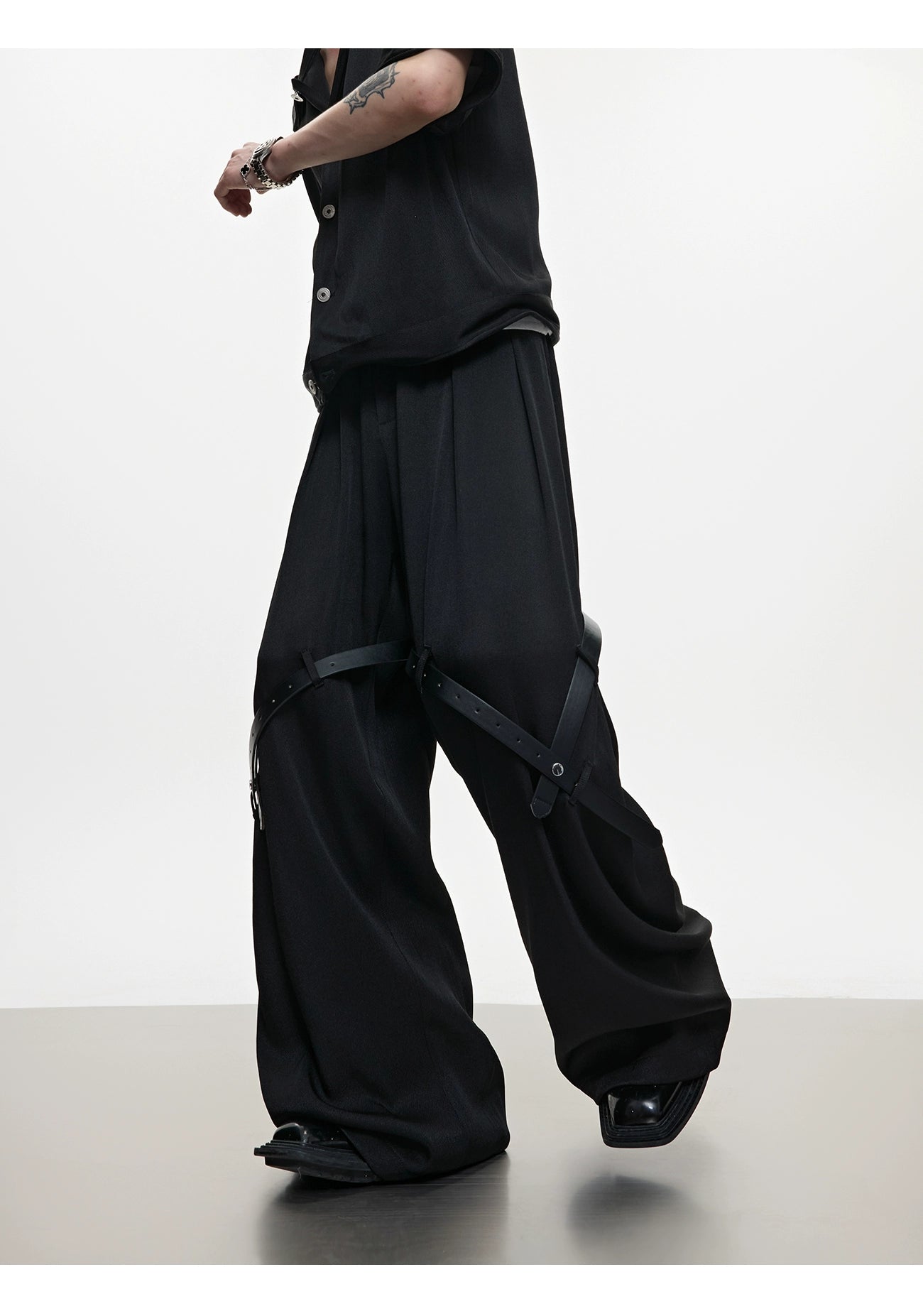 The Sanhoostudio twill textured pants showcase structured tailoring with unique belt-inspired patchwork. Combining minimalism with avant-garde detailing, they bring an elevated urban aesthetic to both casual and semi-formal styling.