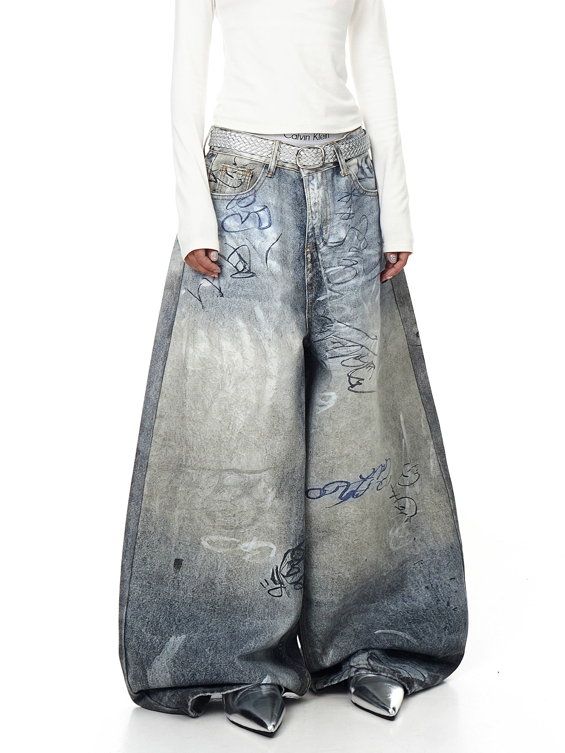 Crafted with graffiti-inspired wash and distressed texture, these Sanhoostudio denim pants bring American vintage energy and street-style confidence to life.