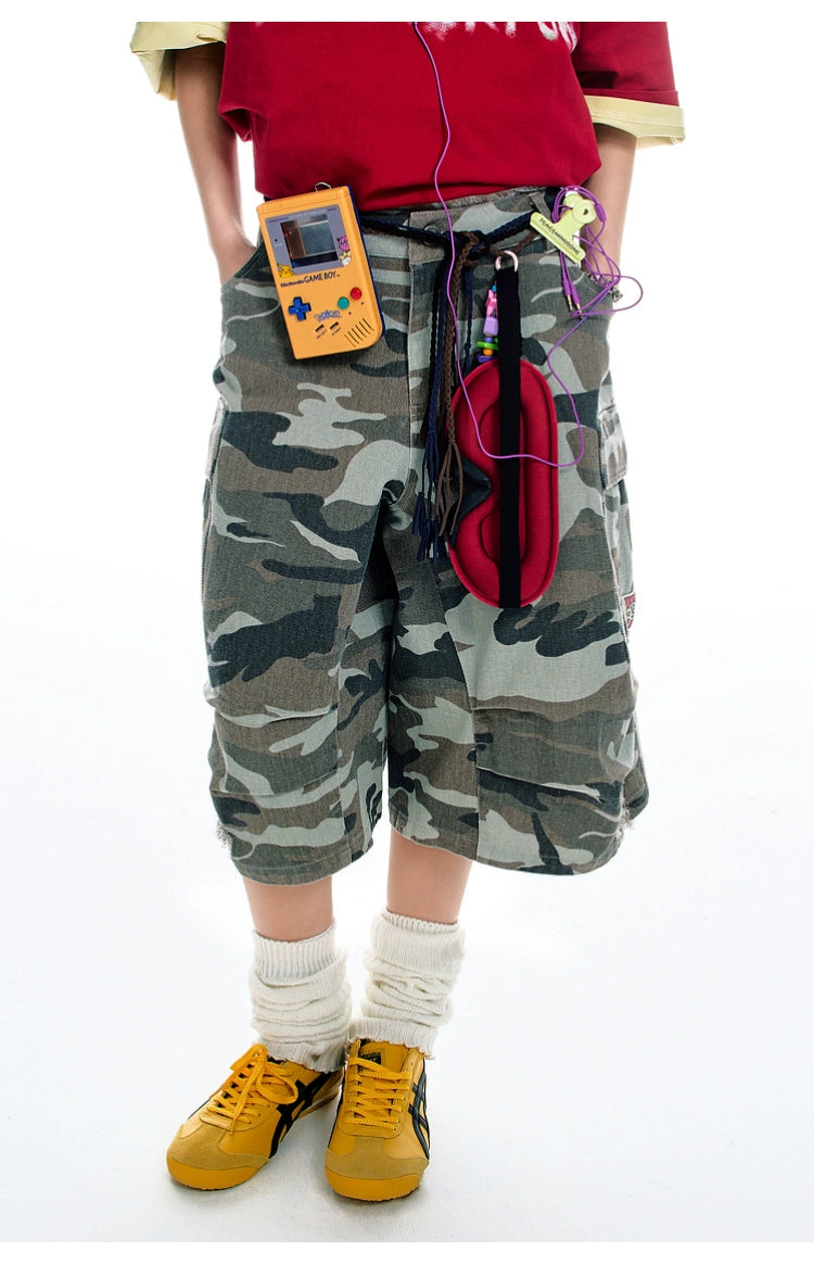 These Sanhoostudio denim shorts feature a camouflage print with vintage washing for a rugged retro effect. Designed with a relaxed fit, they deliver everyday comfort while embracing a military-inspired urban aesthetic.