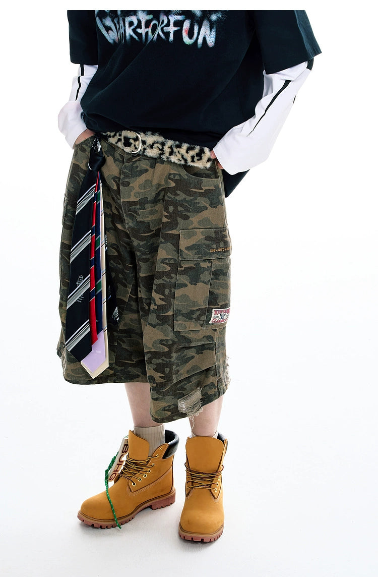 These Sanhoostudio denim shorts feature a camouflage print with vintage washing for a rugged retro effect. Designed with a relaxed fit, they deliver everyday comfort while embracing a military-inspired urban aesthetic.