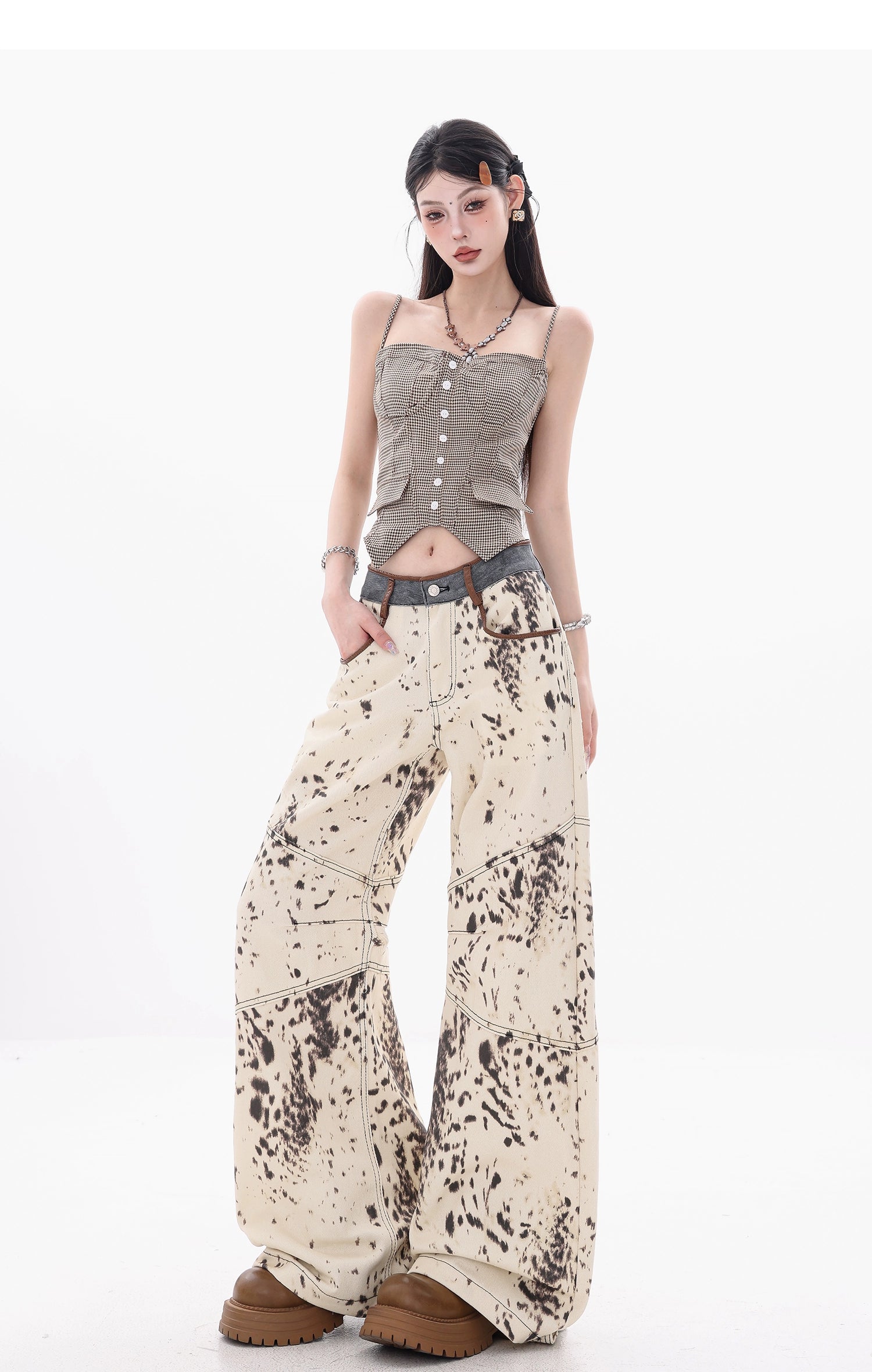 Sanhoostudio’s leopard print patchwork denim pants mix bold patterns with a relaxed straight-leg silhouette, creating a stylish fusion of retro and high-street fashion. A statement piece for standout looks.
