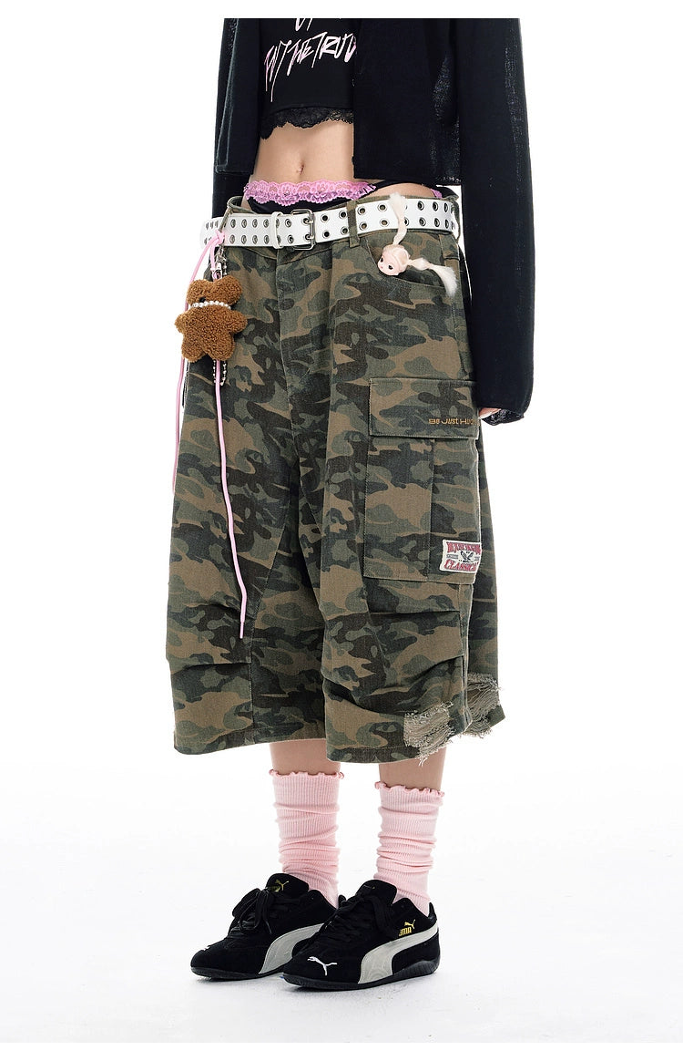 These Sanhoostudio denim shorts feature a camouflage print with vintage washing for a rugged retro effect. Designed with a relaxed fit, they deliver everyday comfort while embracing a military-inspired urban aesthetic.