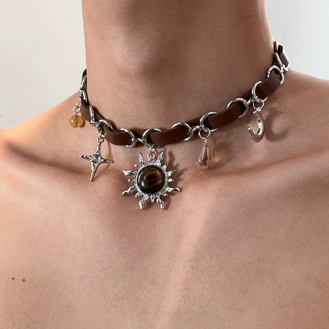 Sanhoostudio’s Mallard brown sunburst choker necklace showcases a bold sun-inspired design with warm brown tones, perfect for fashion-forward individuals seeking a standout, retro-luxe accessory.