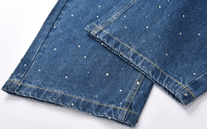 These laser rhinestone denim pants from Sanhoostudio sparkle with full-stone embellishments. Featuring a flared wide-leg silhouette, they embody futuristic glamour and bold streetwear style.