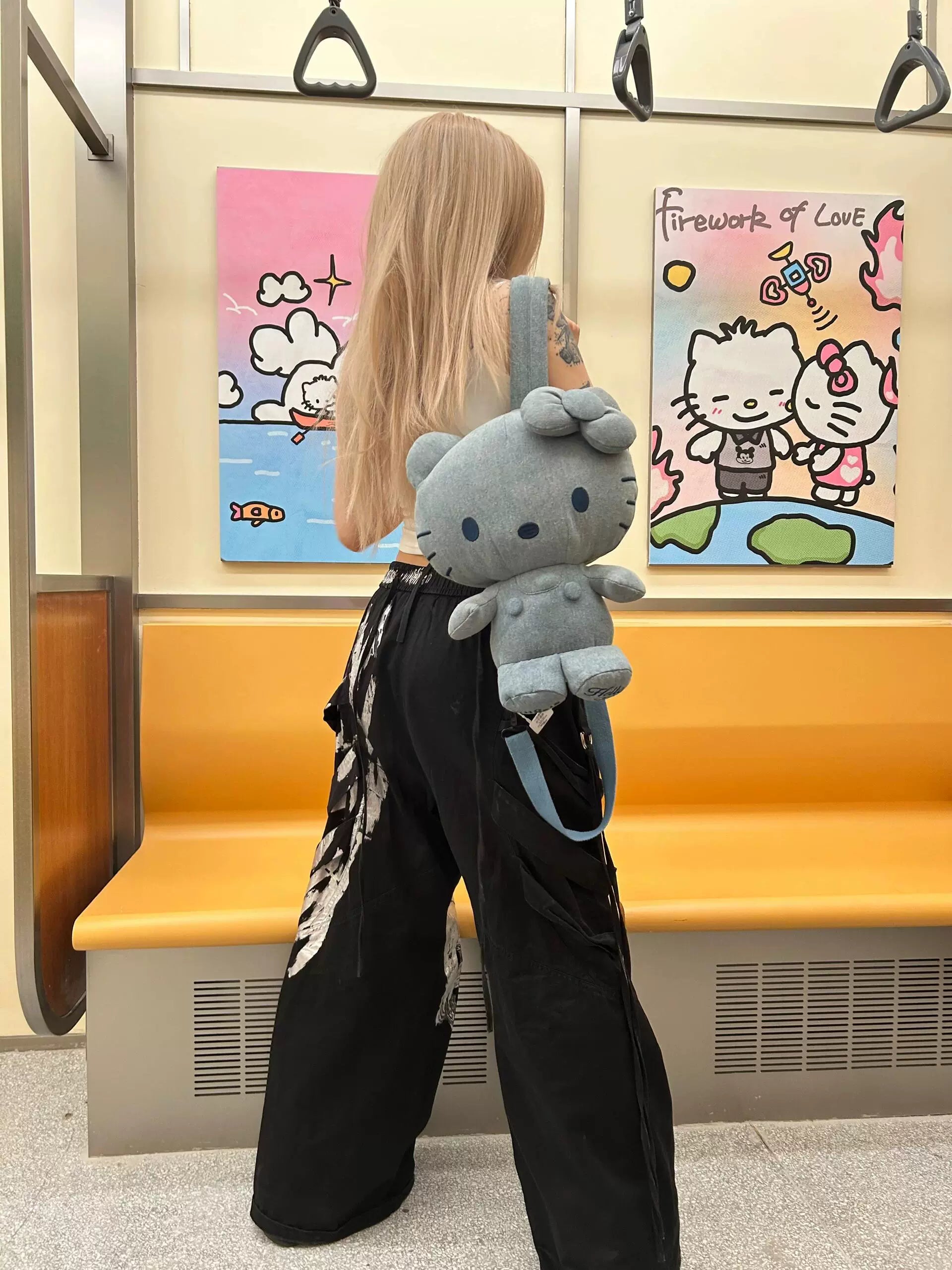 Sanhoostudio’s cyberpunk-inspired black cargo pants combine gothic Y2K aesthetics with utility style. Featuring multi-pocket design and a loose silhouette, they are perfect for futuristic streetwear outfits.