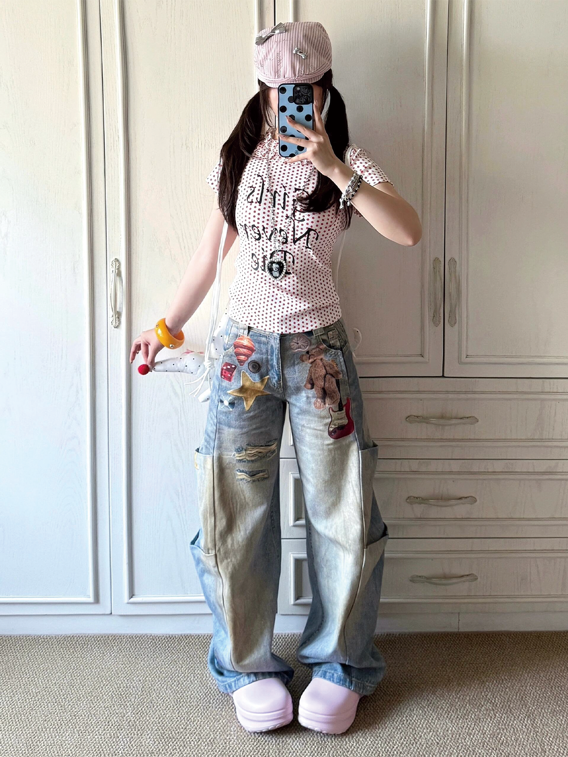The Sanhoostudio teddy bear jeans feature oversized wide-leg blade-cut design with playful 3D bear prints. Combining a vintage washed finish with bold graphics, these pants bring a balance of youthful fun and retro streetwear attitude.