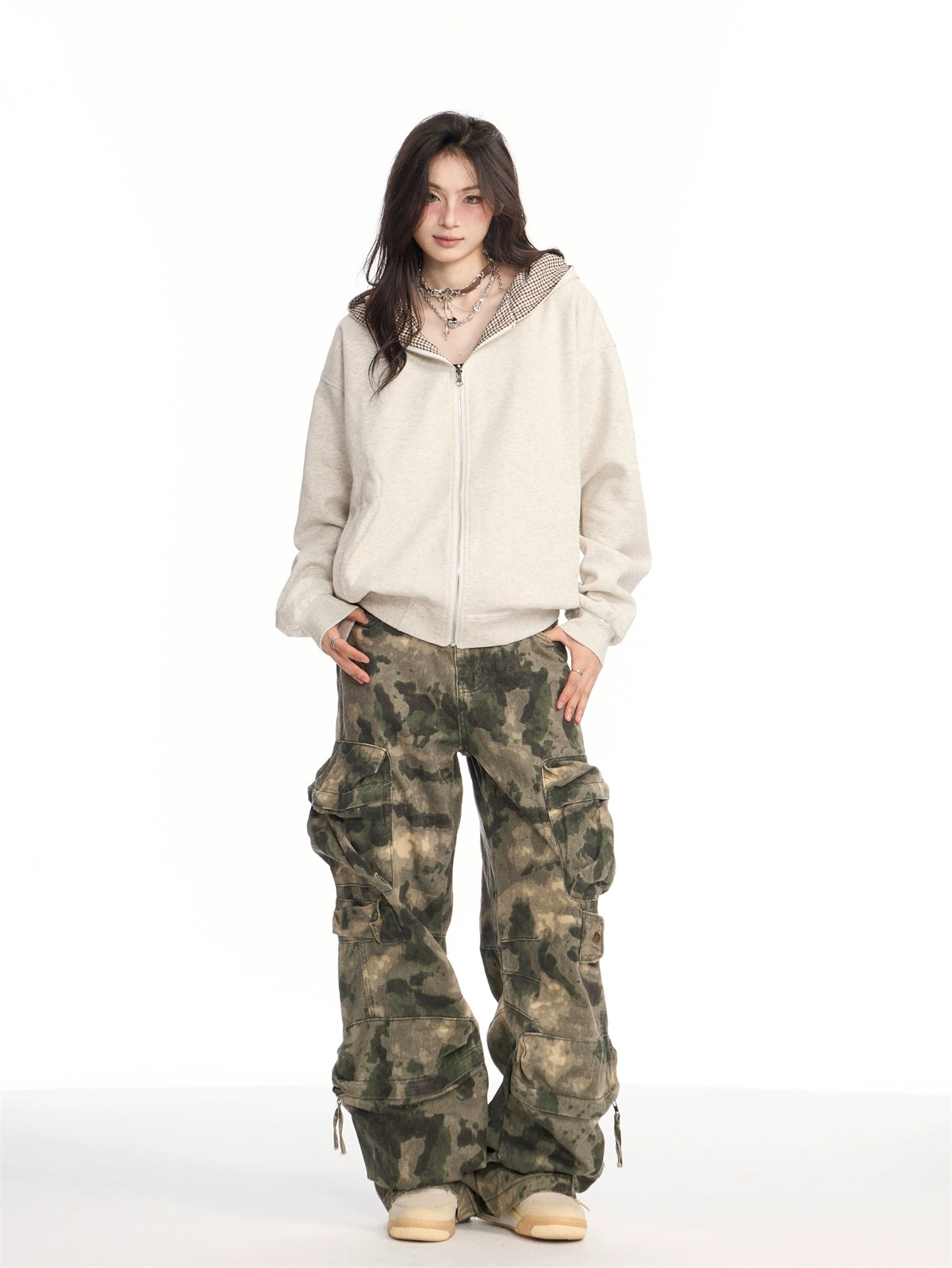 The Sanhoostudio camouflage cargo pants embrace military-inspired ruggedness with a modern wide-leg silhouette. Featuring multiple functional pockets and a comfortable loose fit, they’re designed for everyday wear while keeping a bold retro-meets-streetwear appeal.