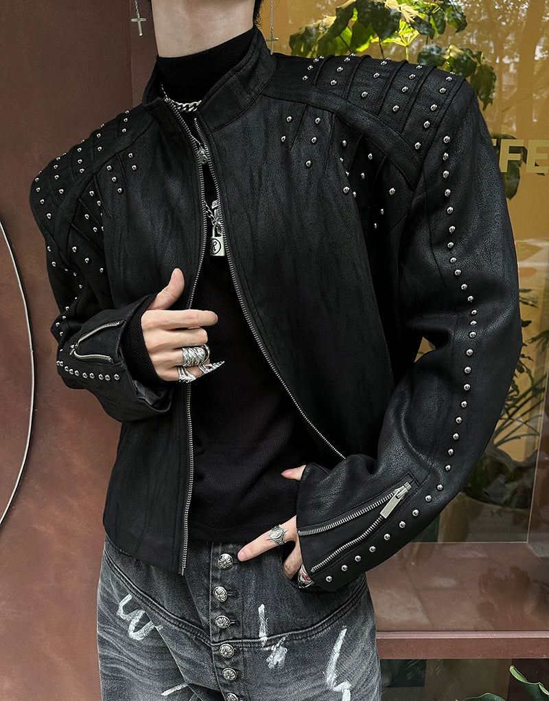 This Sanhoostudio leather jacket highlights a structured silhouette with padded shoulders, blending retro tailoring and modern edge. Perfect for autumn layering, it adds bold personality to streetwear outfits.