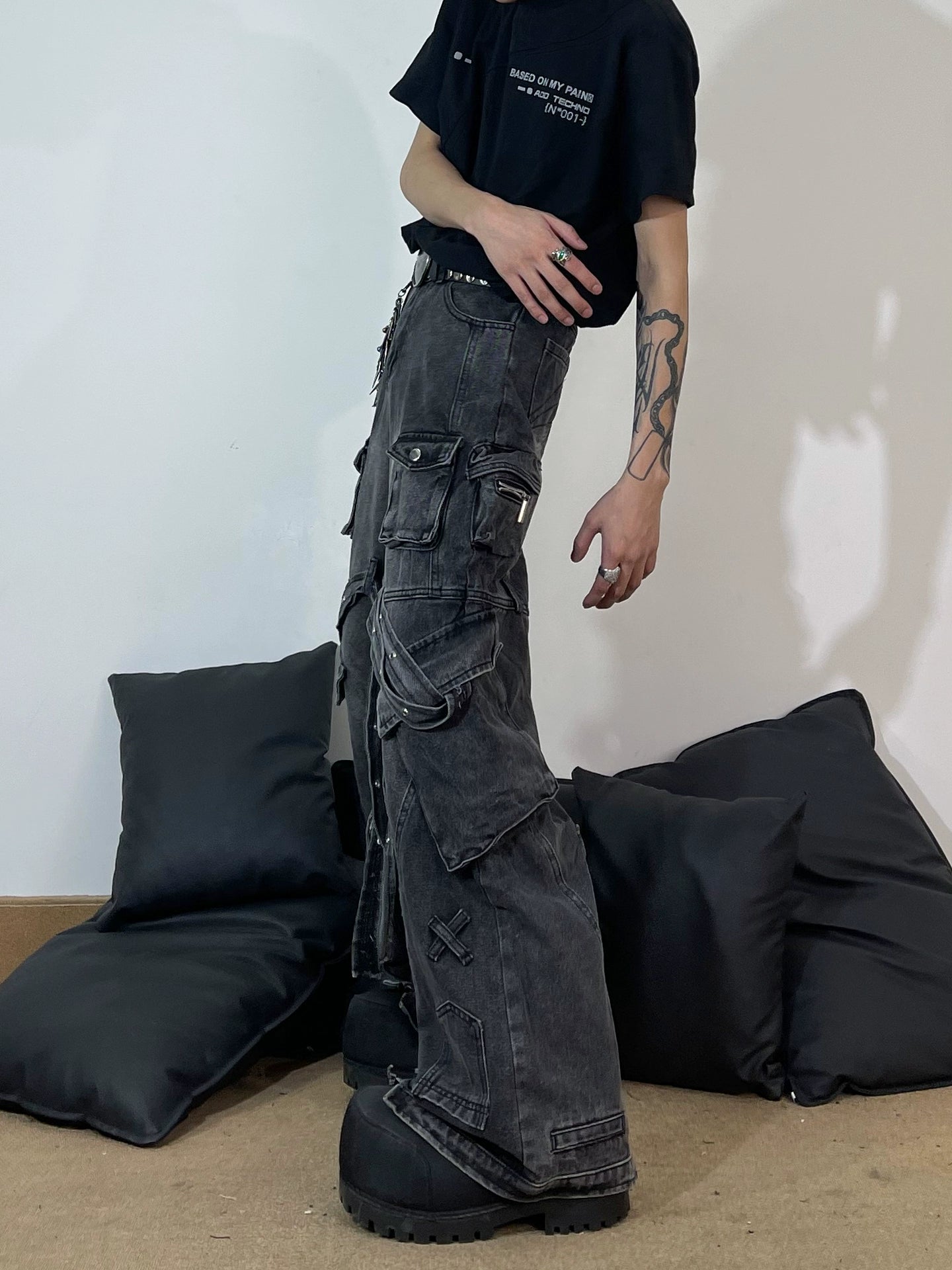 Sanhoostudio brings punk aesthetics to life with these multi-pocket denim cargo pants. Featuring deconstructed details and a wide-leg cut, they deliver high-street edge and urban functionality.