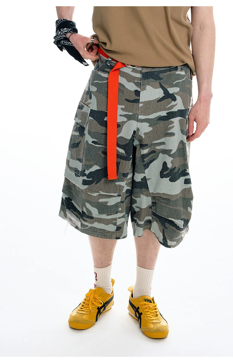 These Sanhoostudio denim shorts feature a camouflage print with vintage washing for a rugged retro effect. Designed with a relaxed fit, they deliver everyday comfort while embracing a military-inspired urban aesthetic.