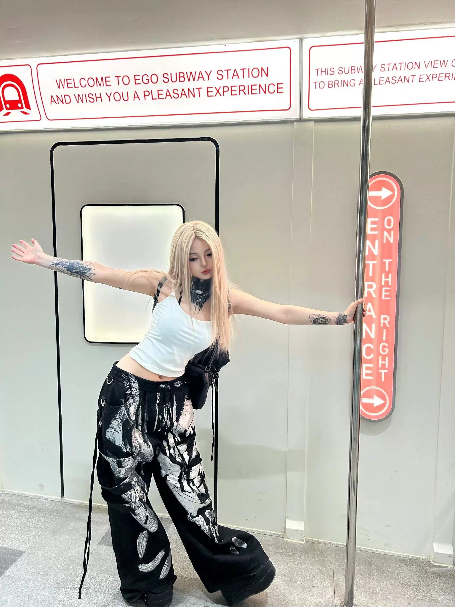 Sanhoostudio’s cyberpunk-inspired black cargo pants combine gothic Y2K aesthetics with utility style. Featuring multi-pocket design and a loose silhouette, they are perfect for futuristic streetwear outfits.